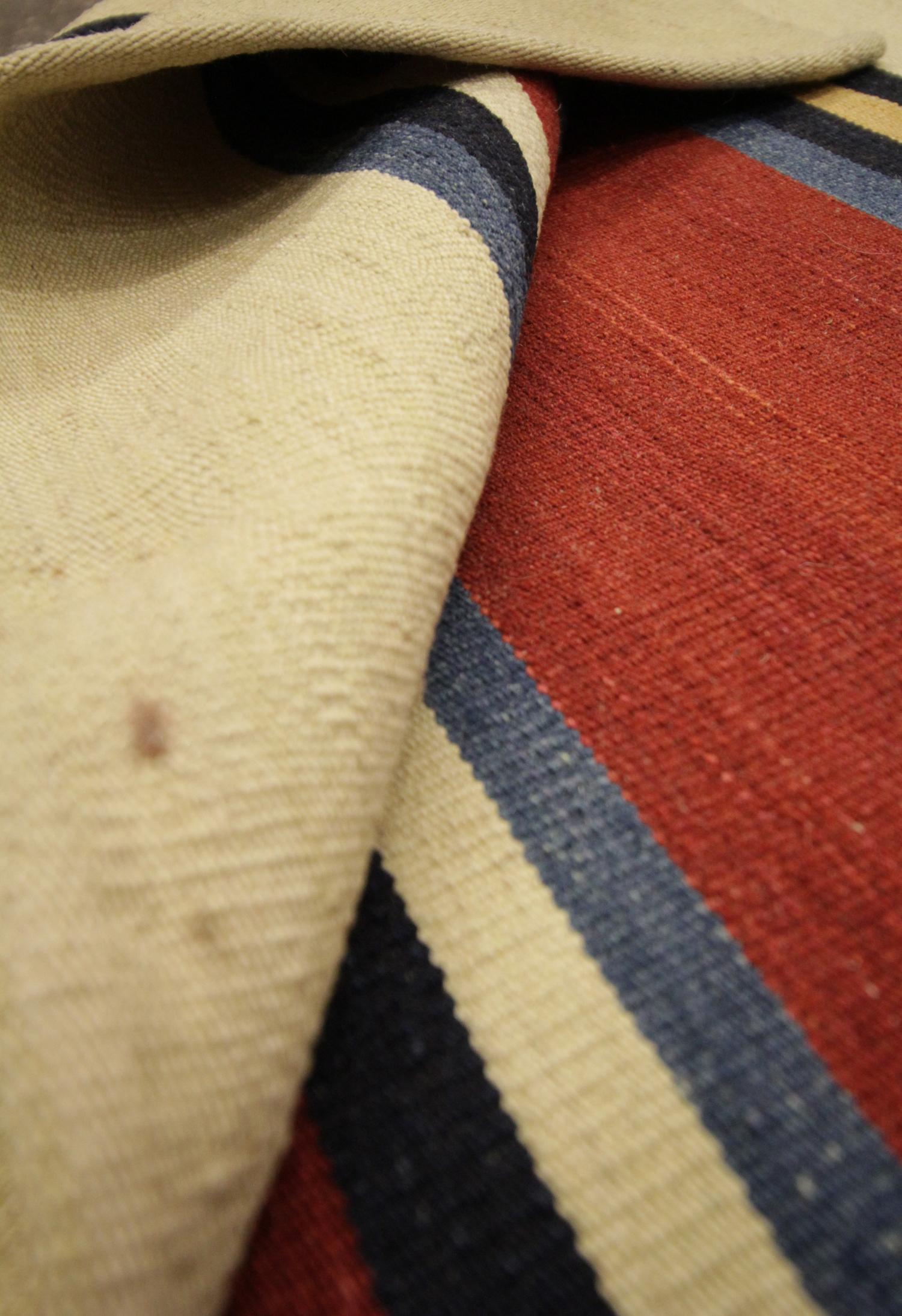 Gestreifter Kilims-Teppich aus Wolle in Blau und Rot mit Flachgewebe im Angebot 1