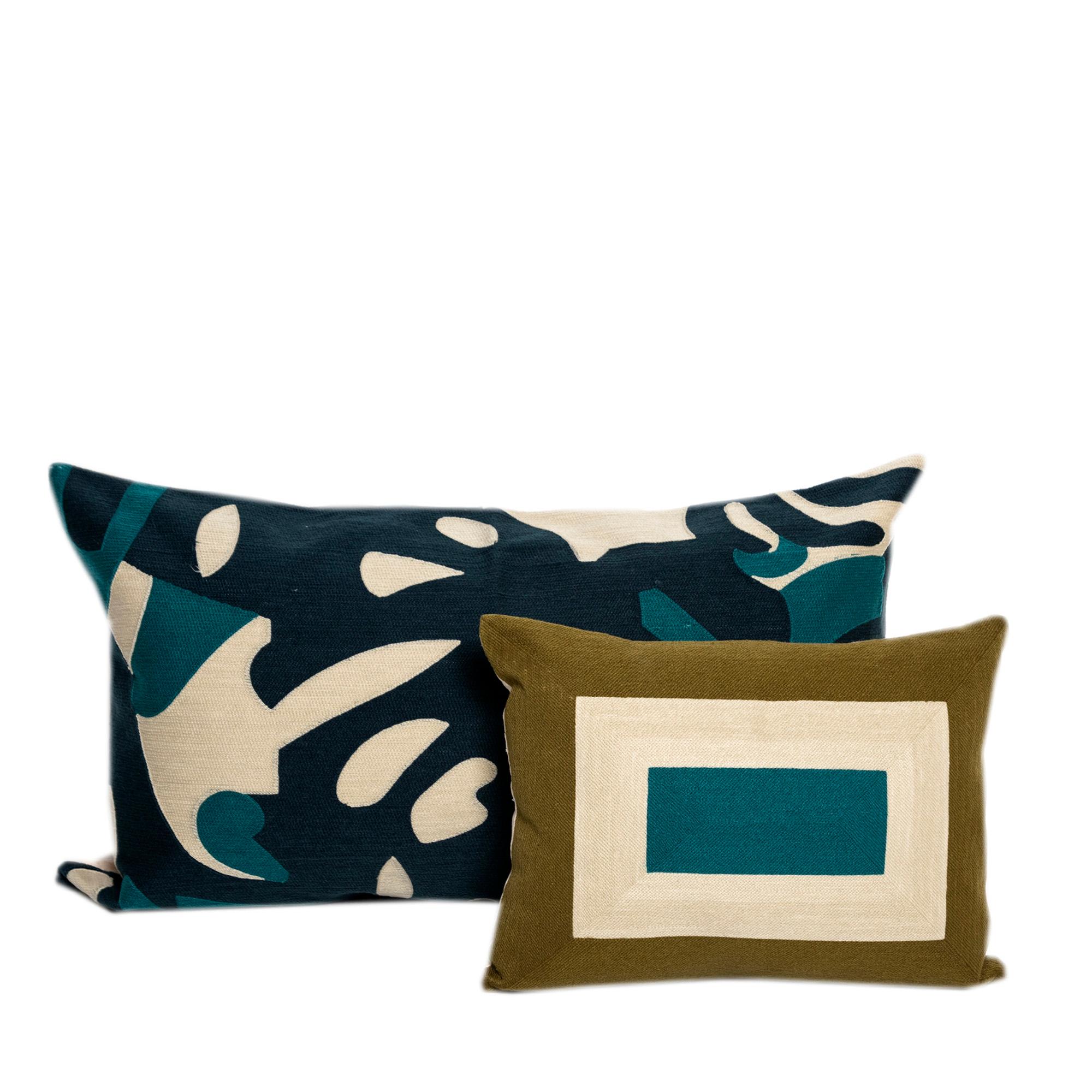 Moderne Kilombo Home Stickerei Kissen Cushion Baumwolle Blätter Blau im Angebot 4