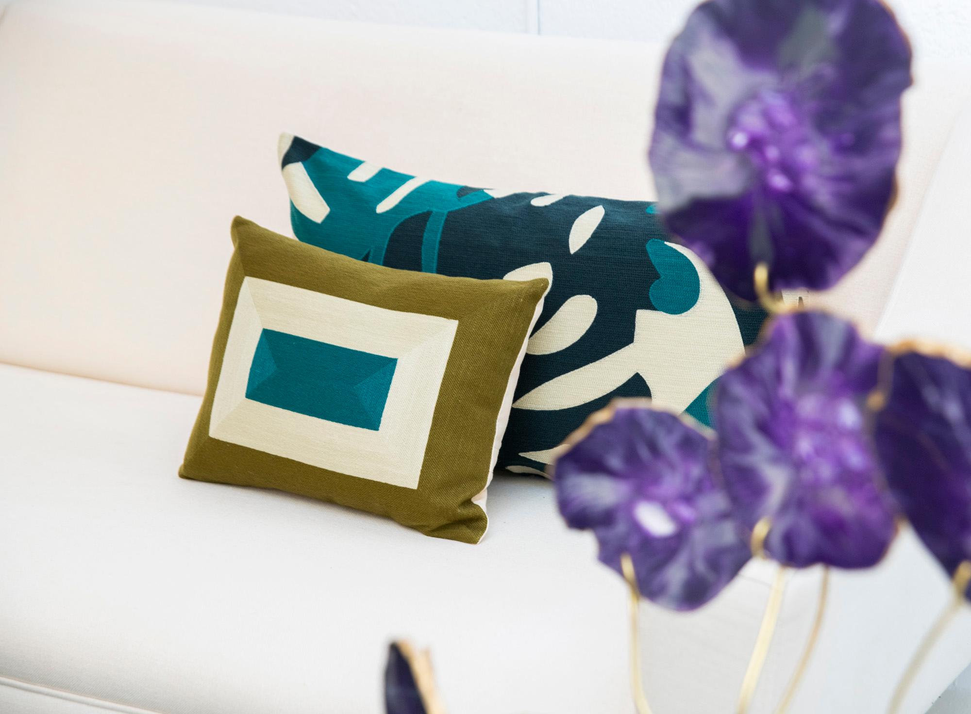 Moderne Kilombo Home Stickerei Kissen Cushion Baumwolle Blätter Blau im Zustand „Neu“ im Angebot in Madrid, ES