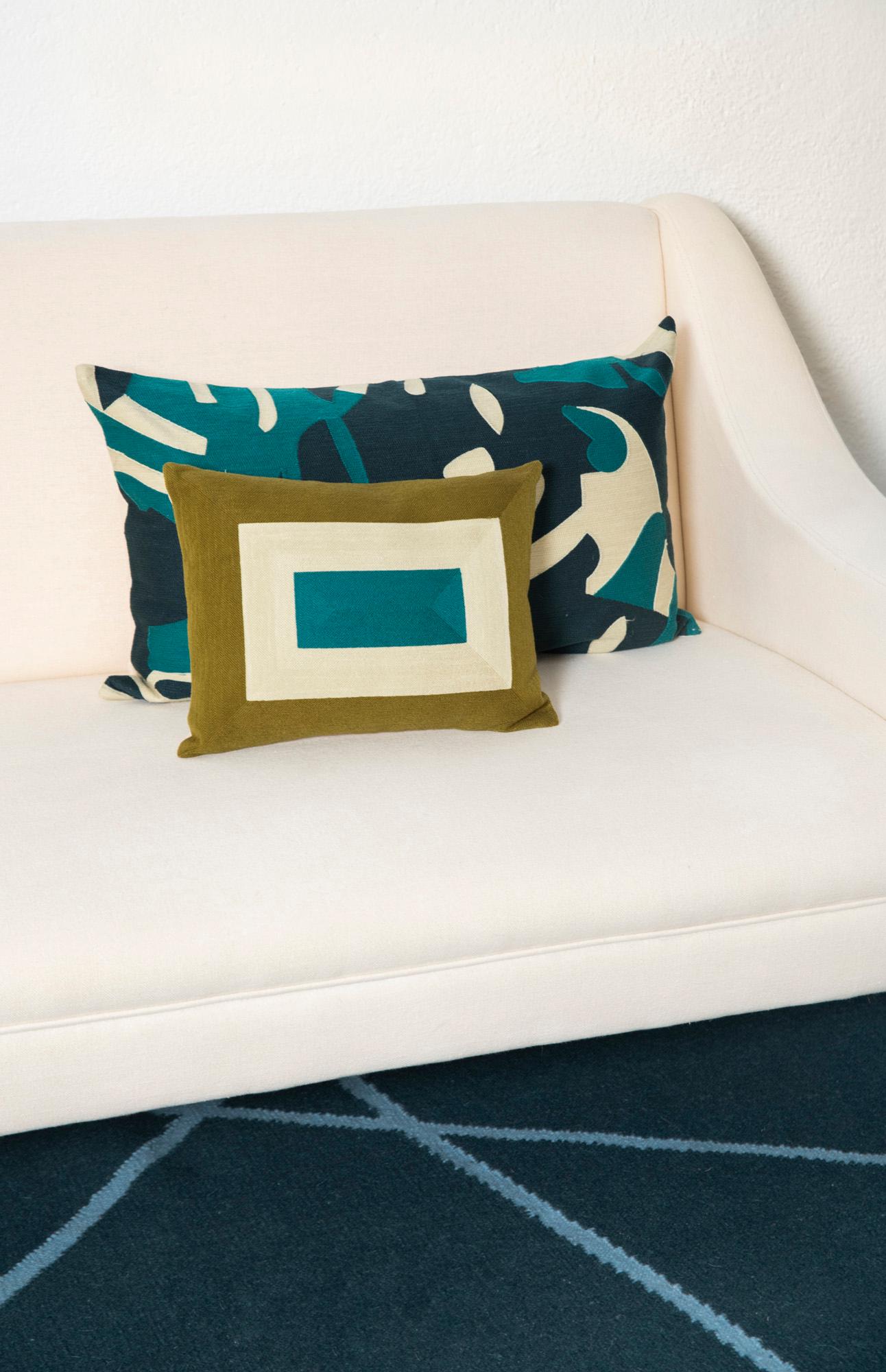 Moderne Kilombo Home Stickerei Kissen Cushion Baumwolle Blätter Blau im Angebot 2