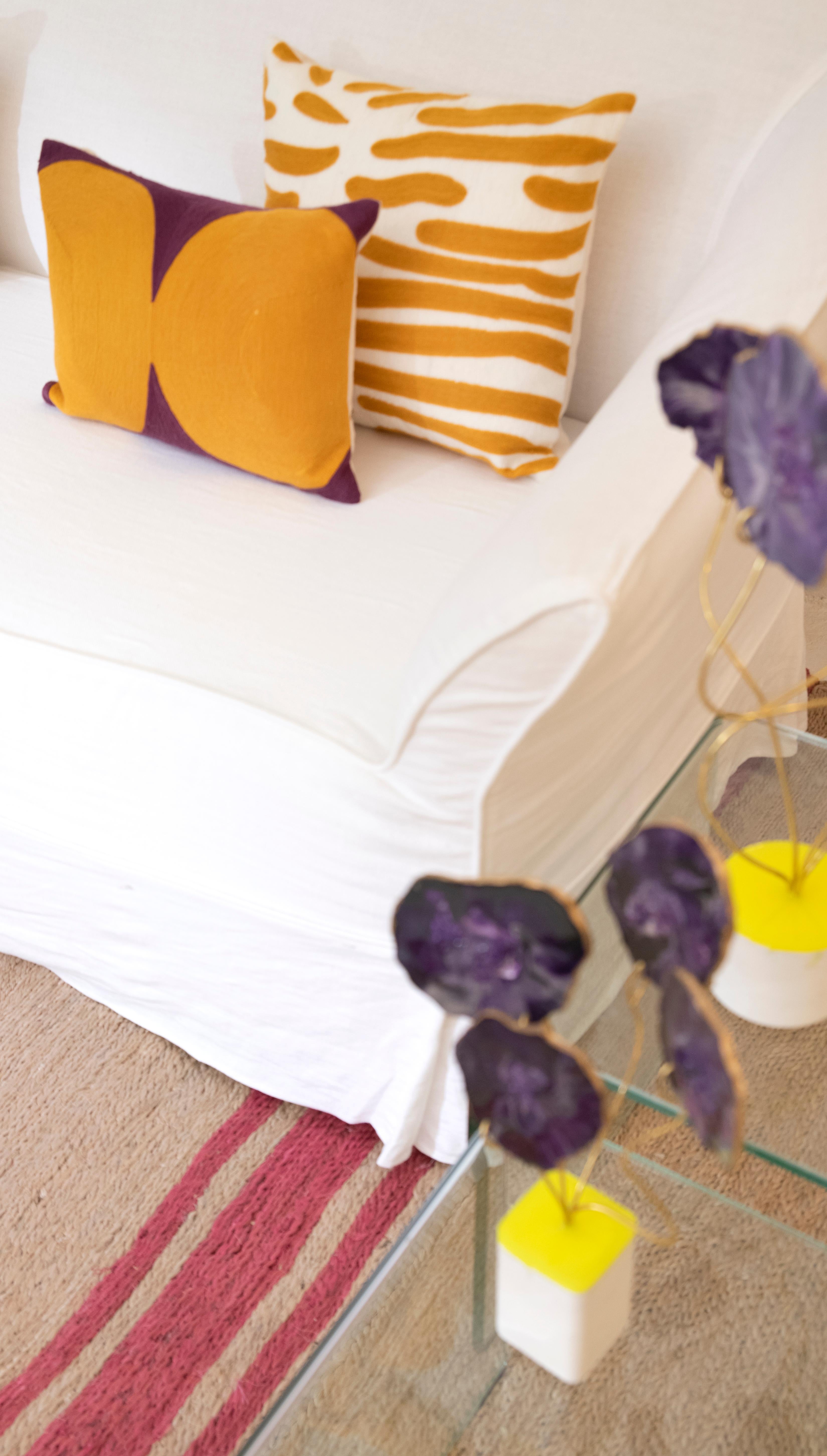 XXIe siècle et contemporain Kilombo Home - Coussin de broderie moderne en coton et violet moutarde