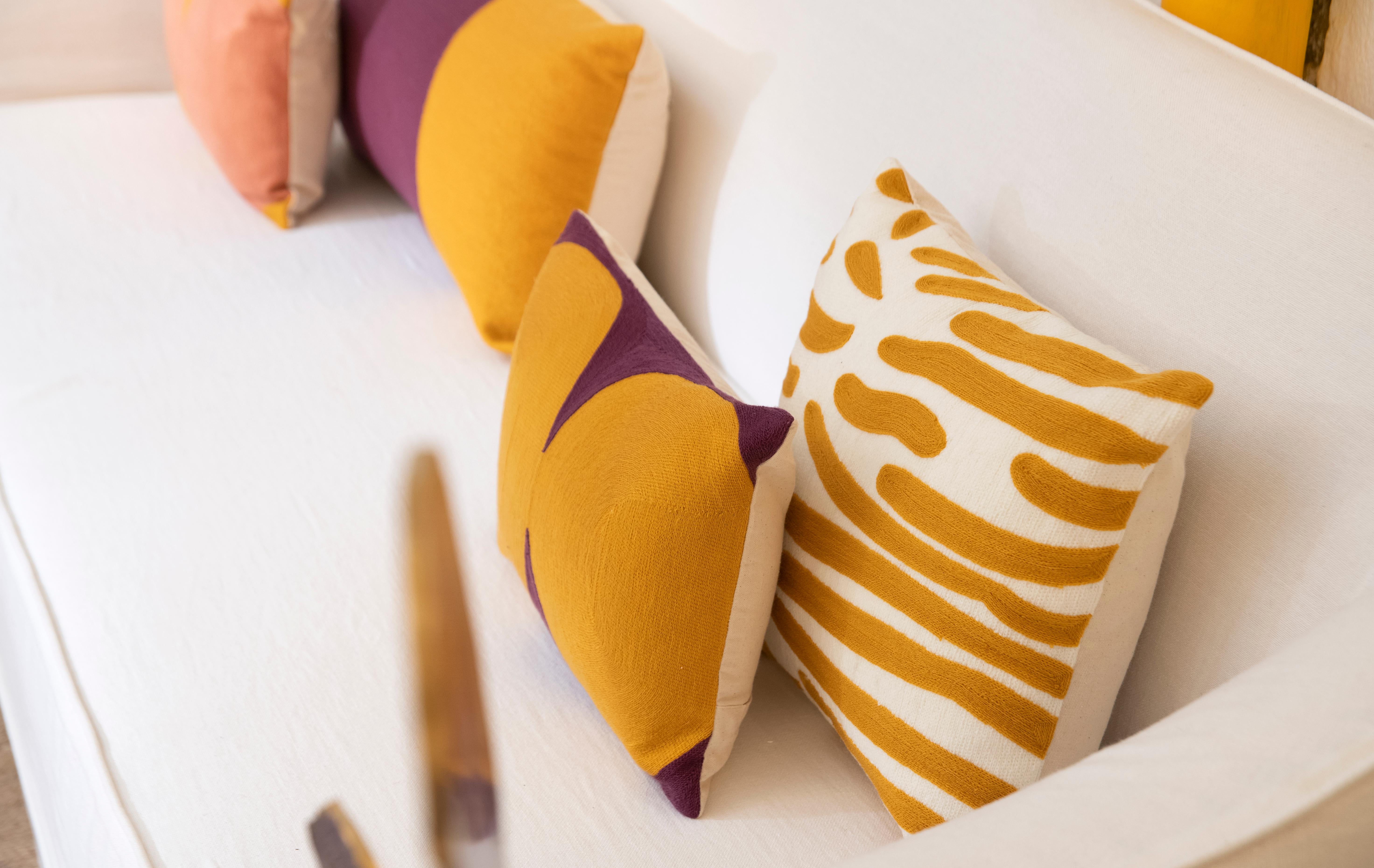 Coton Kilombo Home - Coussin de broderie moderne en coton et violet moutarde