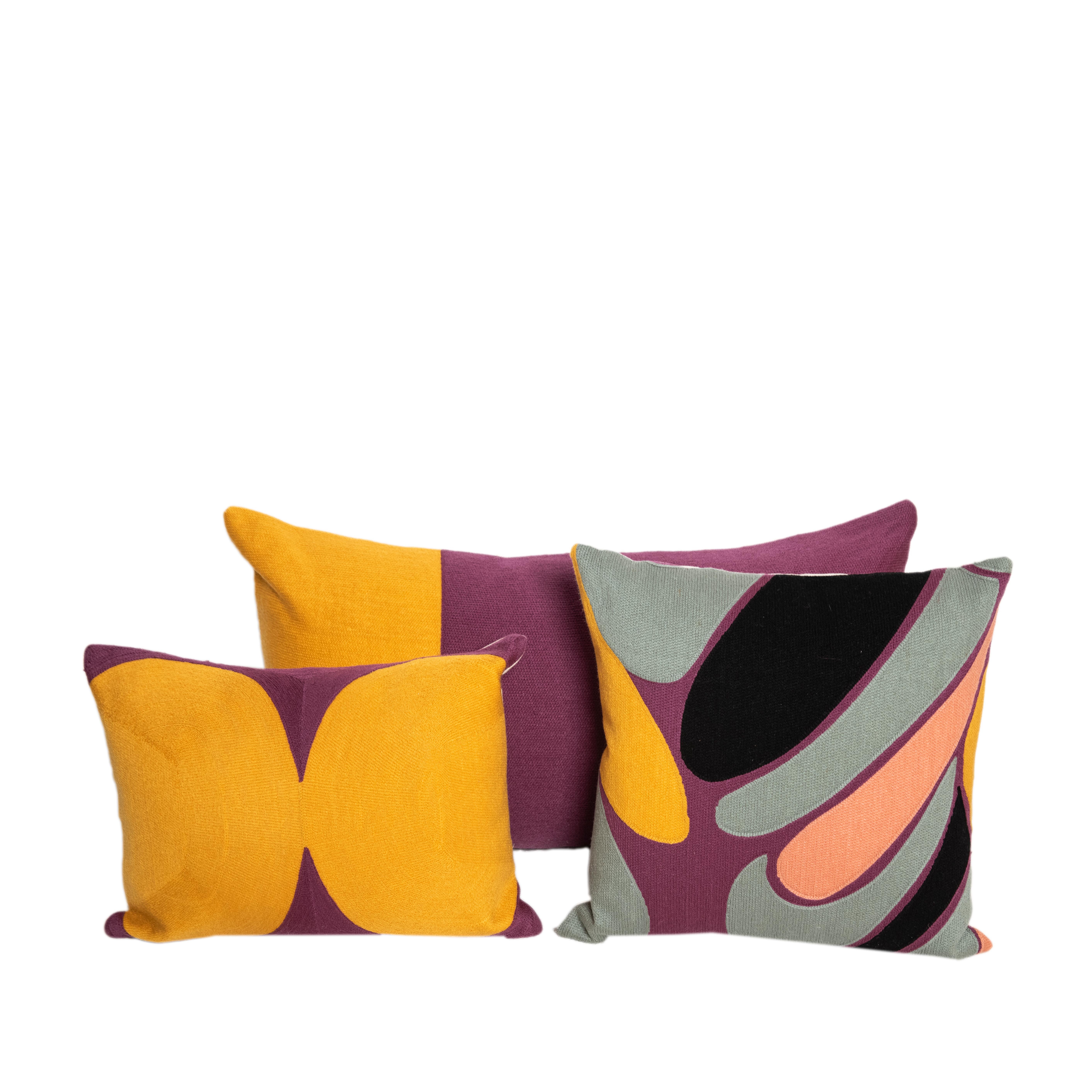 Kilombo Home - Coussin de broderie moderne en coton violet et moutarde Neuf - En vente à Madrid, ES