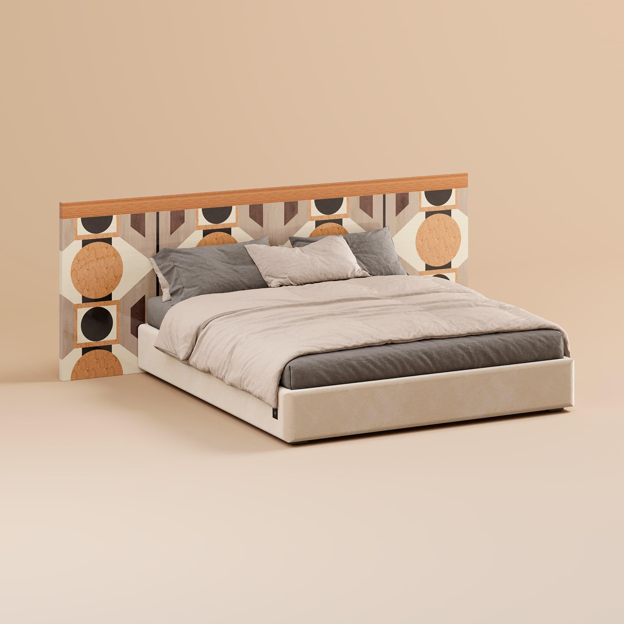 Das Kuara-Bett verfügt über ein kunstvolles Kopfteil, das mit alten Intarsientechniken gefertigt wurde und ein geometrisches, vom Art déco inspiriertes Muster zeigt. Dieses Bett verwandelt moderne Schlafzimmer in luxuriöse Rückzugsorte und eignet