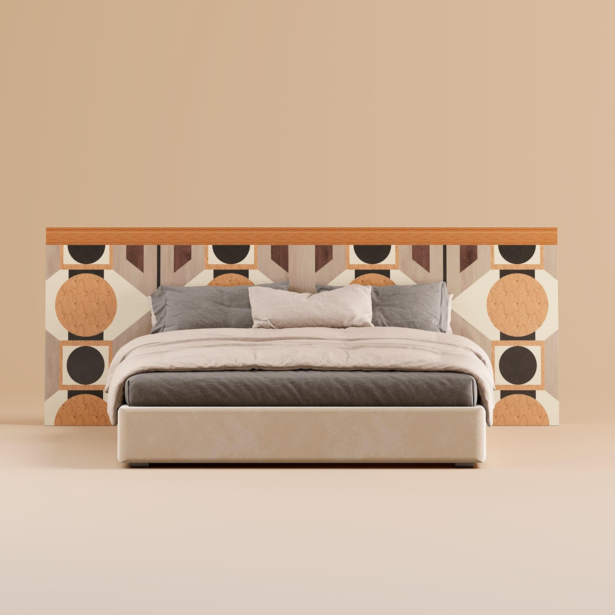 21st Century Modern King Bed Geometric Art Deco Inspired Pattern Wood Headboard (Moderne der Mitte des Jahrhunderts) im Angebot