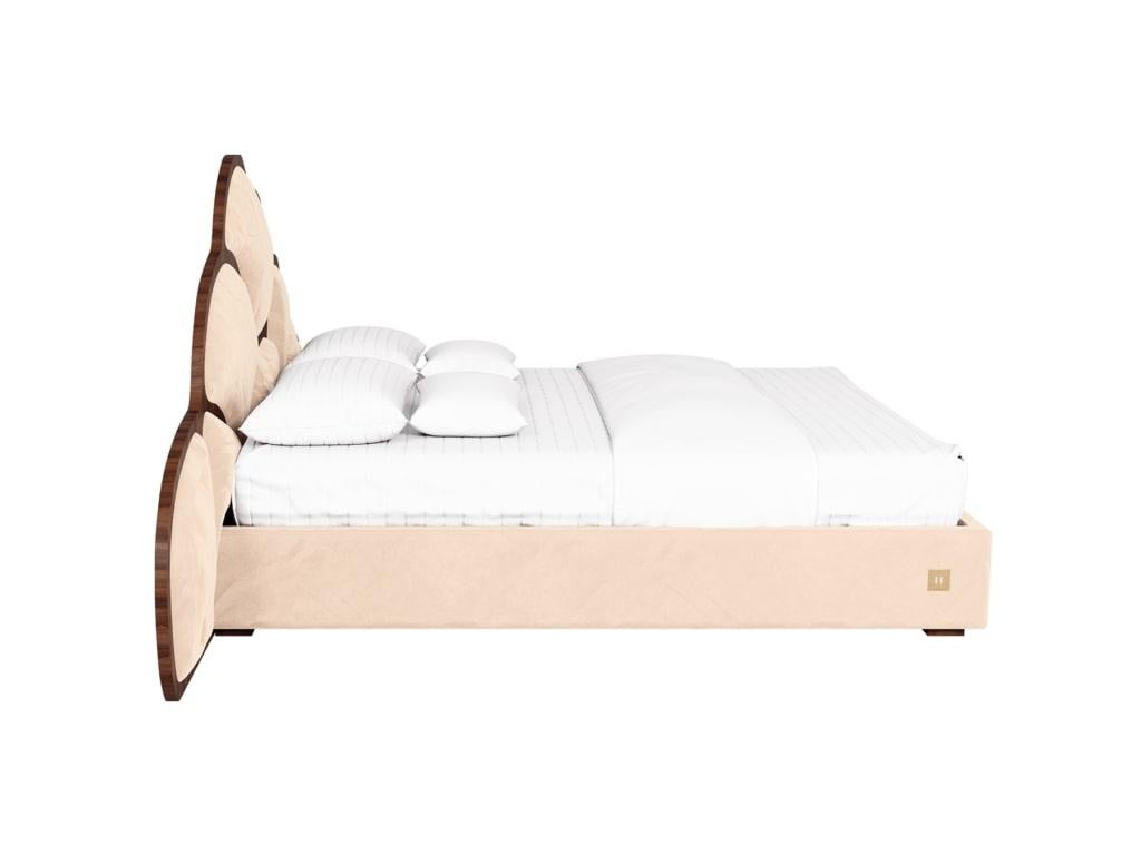 Modernes gepolstertes Kopfteil-Bett in King Size aus rosa Samt & Nussbaumholz mit Blättern (Art déco) im Angebot