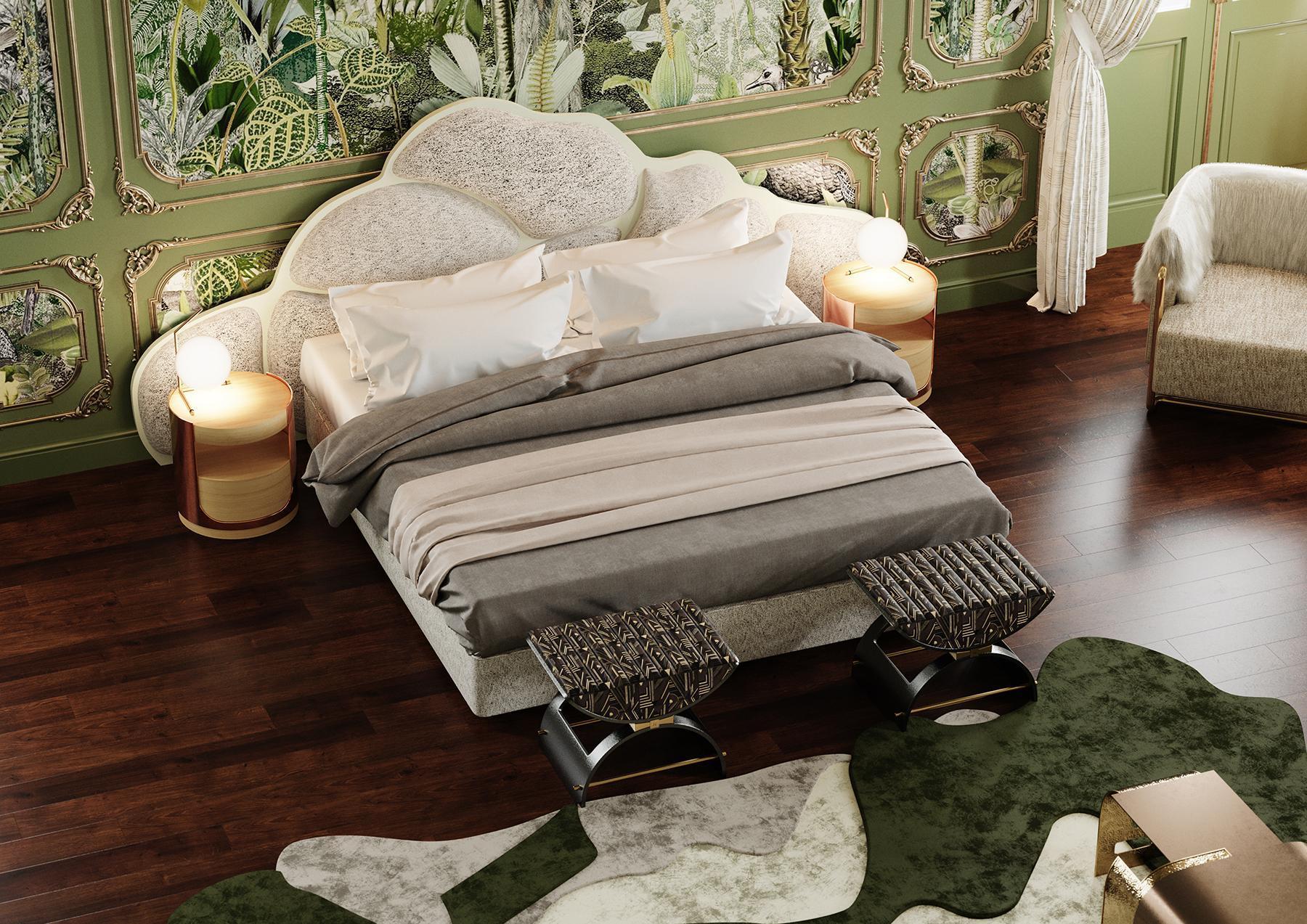 Modernes gepolstertes Kopfteil-Bett in King Size aus rosa Samt & Nussbaumholz mit Blättern (Handgefertigt) im Angebot