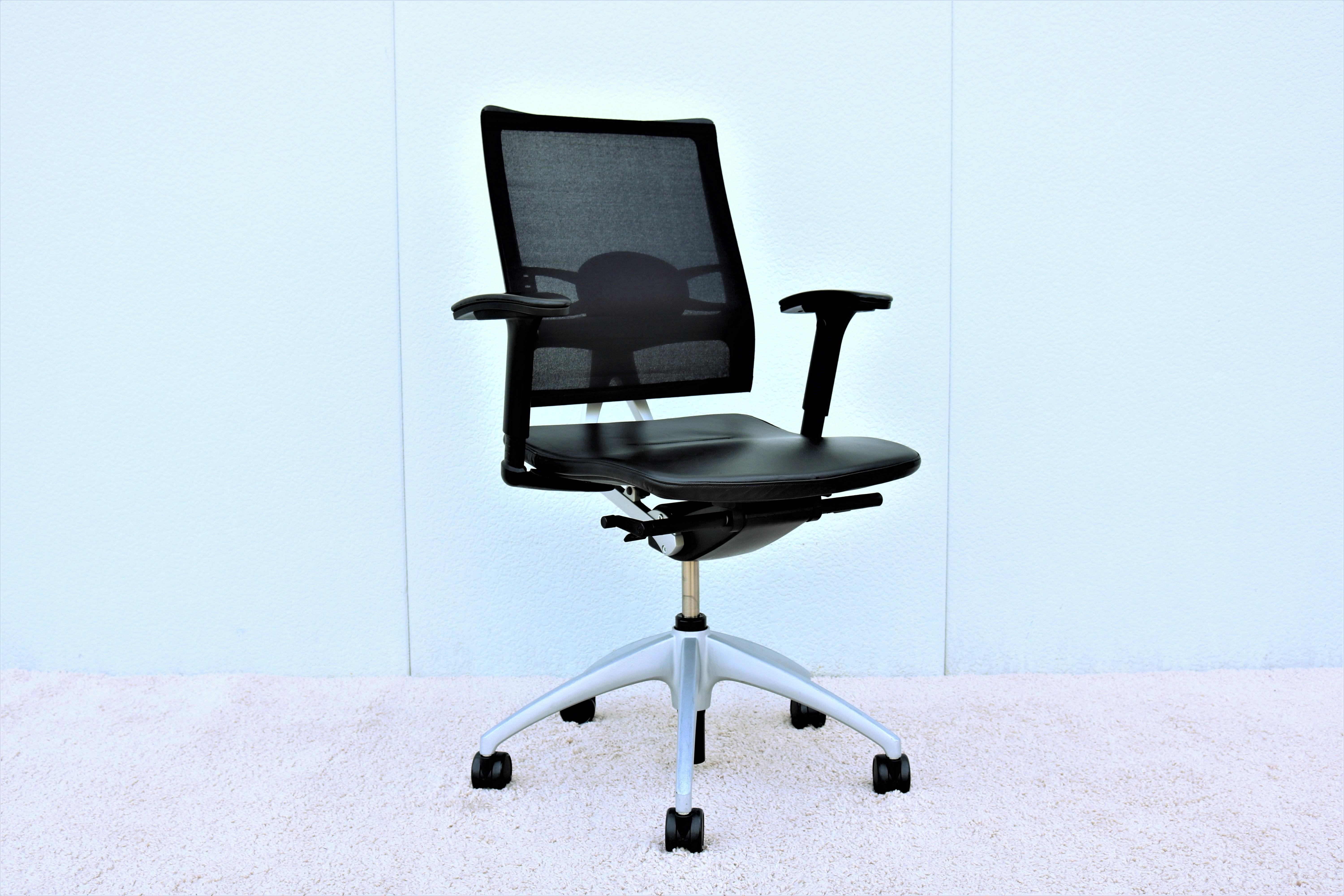Der open up chair ist ein voll verstellbarer ergonomischer Büroarbeitsstuhl, der sich durch ein schlankes, modernes Design mit einem schlanken, konturierten Ledersitz und einem großzügigen Neigungswinkel der Rückenlehne von bis zu 45 Grad