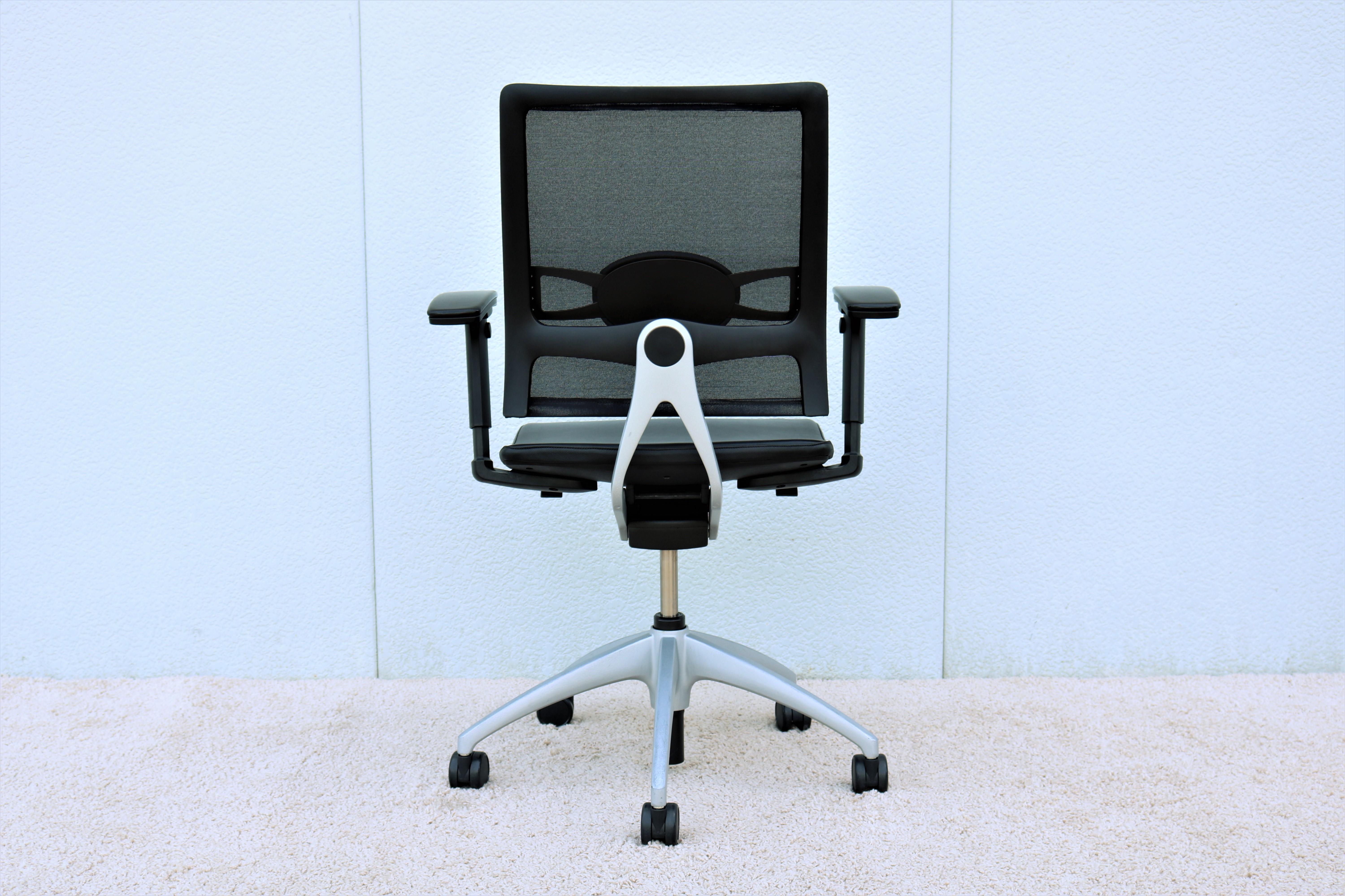 The Moderns Up & Up Up, chaise ergonomique en cuir noir, designée par Mathias Seiler Bon état - En vente à Secaucus, NJ