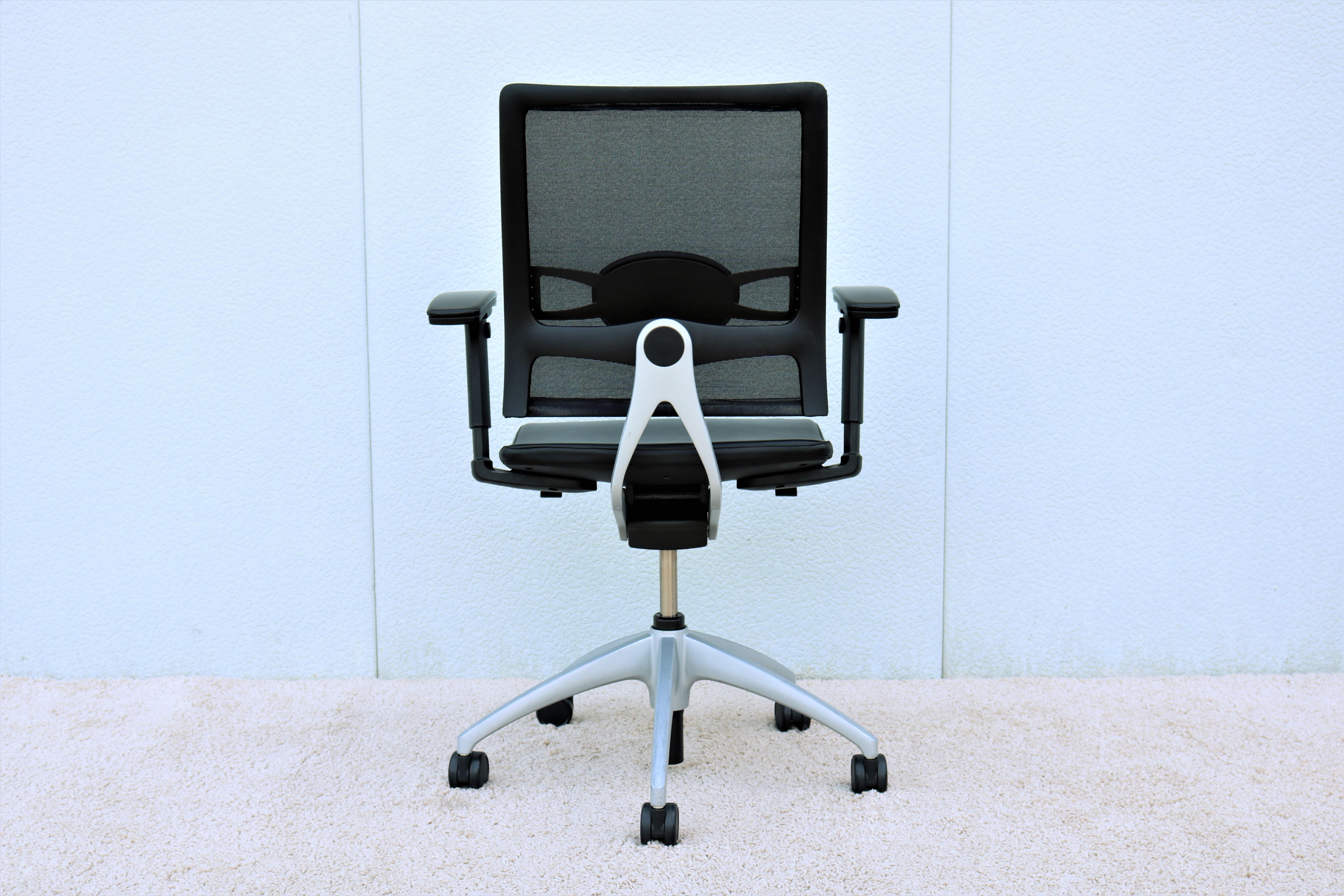 Moderner ergonomischer Knoll Open Up-Stuhl aus schwarzem Leder, entworfen von Mathias Seiler (21. Jahrhundert und zeitgenössisch) im Angebot