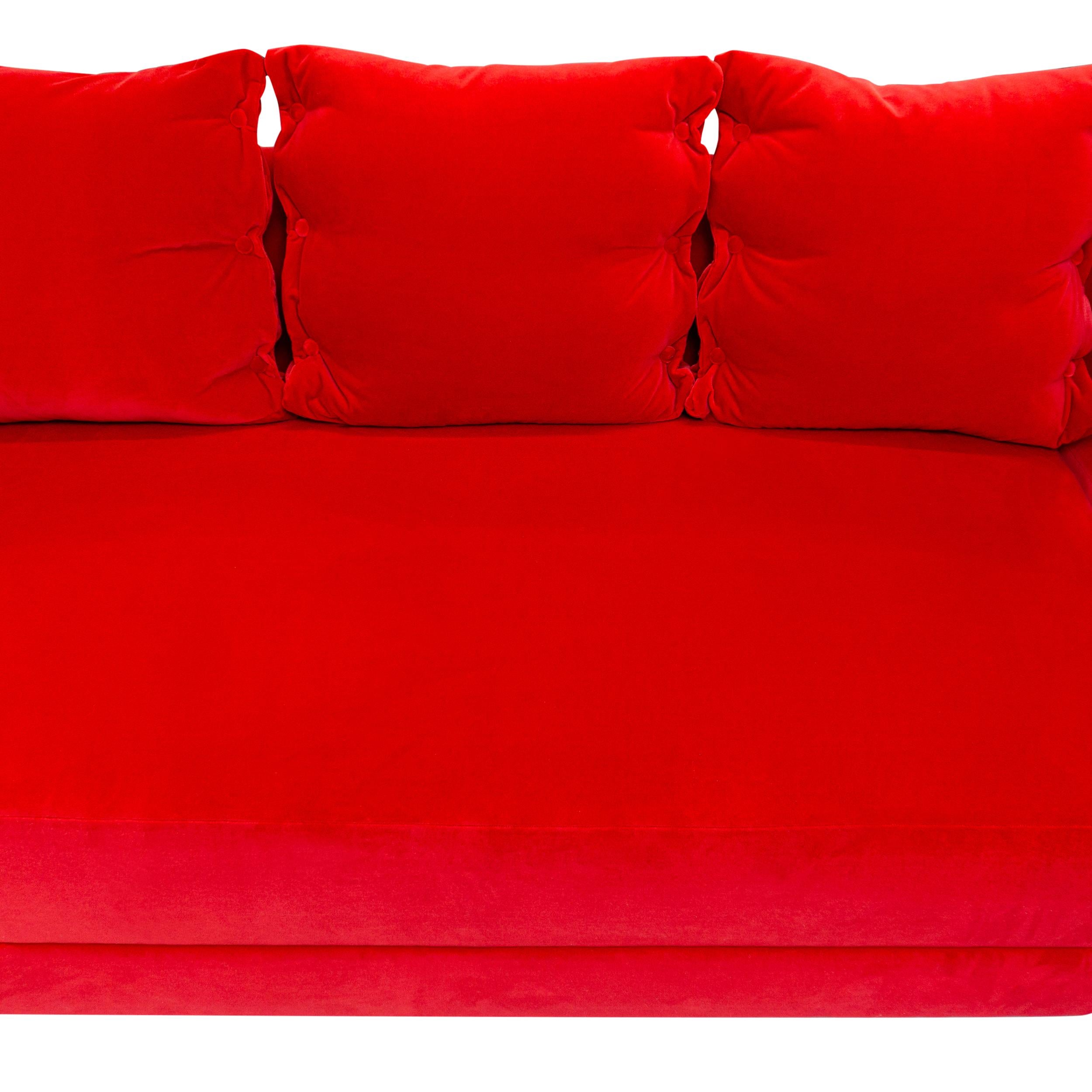 L moderne sectionnel avec courbe intérieure incurvée, coussins à boutons et velours rouge vif en vente 9
