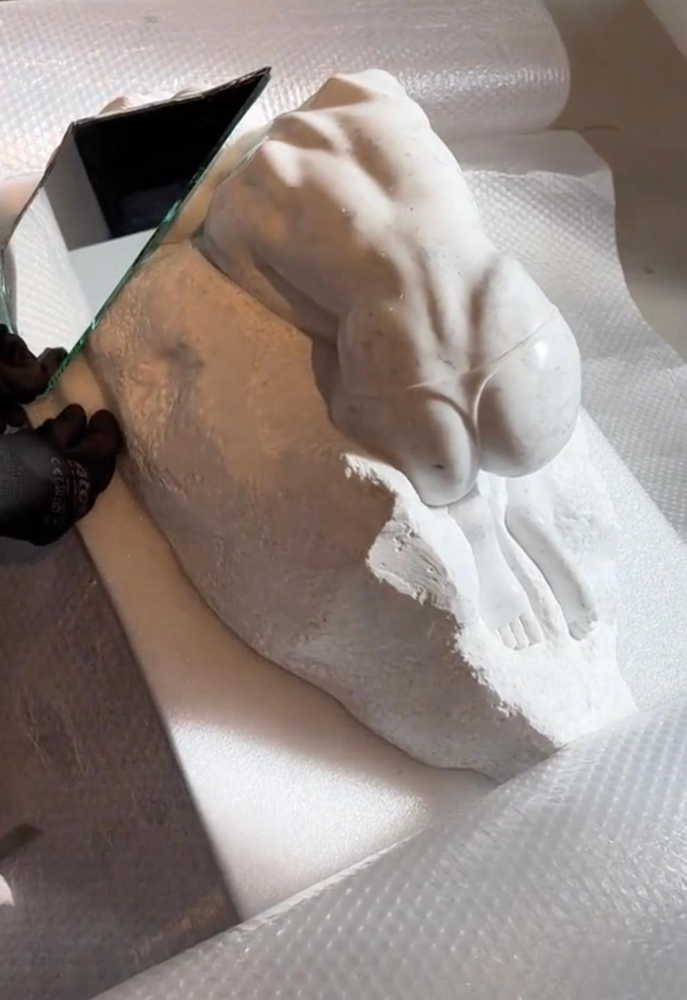 This contemporary marble art sculpture with mirror shard is created by artist / designer Roos Schneijderberg. The art piece is a personal - fairly feminine - self-reflective, and contemporary interpretation of the original sculpture La Danaide by