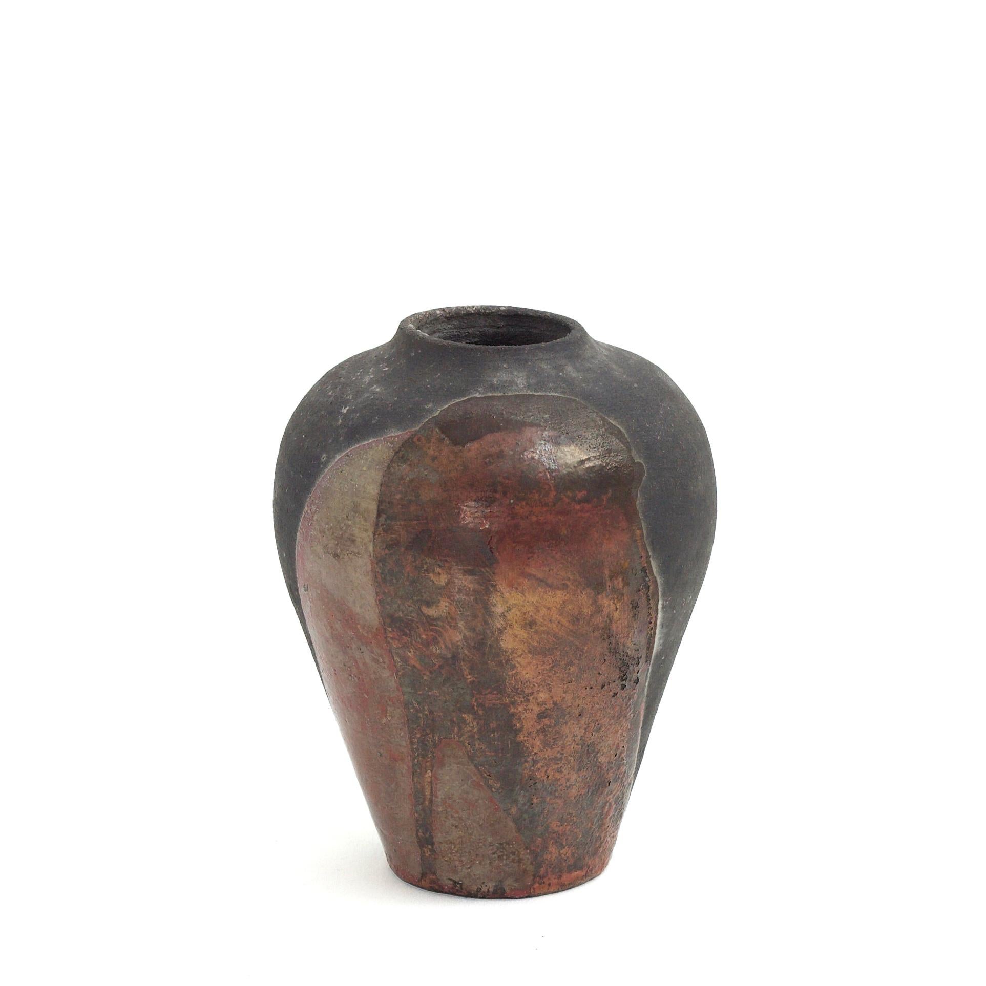 Vase Hydria

Empruntant la silhouette généreuse des amphores de la Grèce antique, ce superbe vase en céramique est le résultat d'un processus artisanal minutieux exécuté selon la technique traditionnelle japonaise Raku. La finition brute et mate