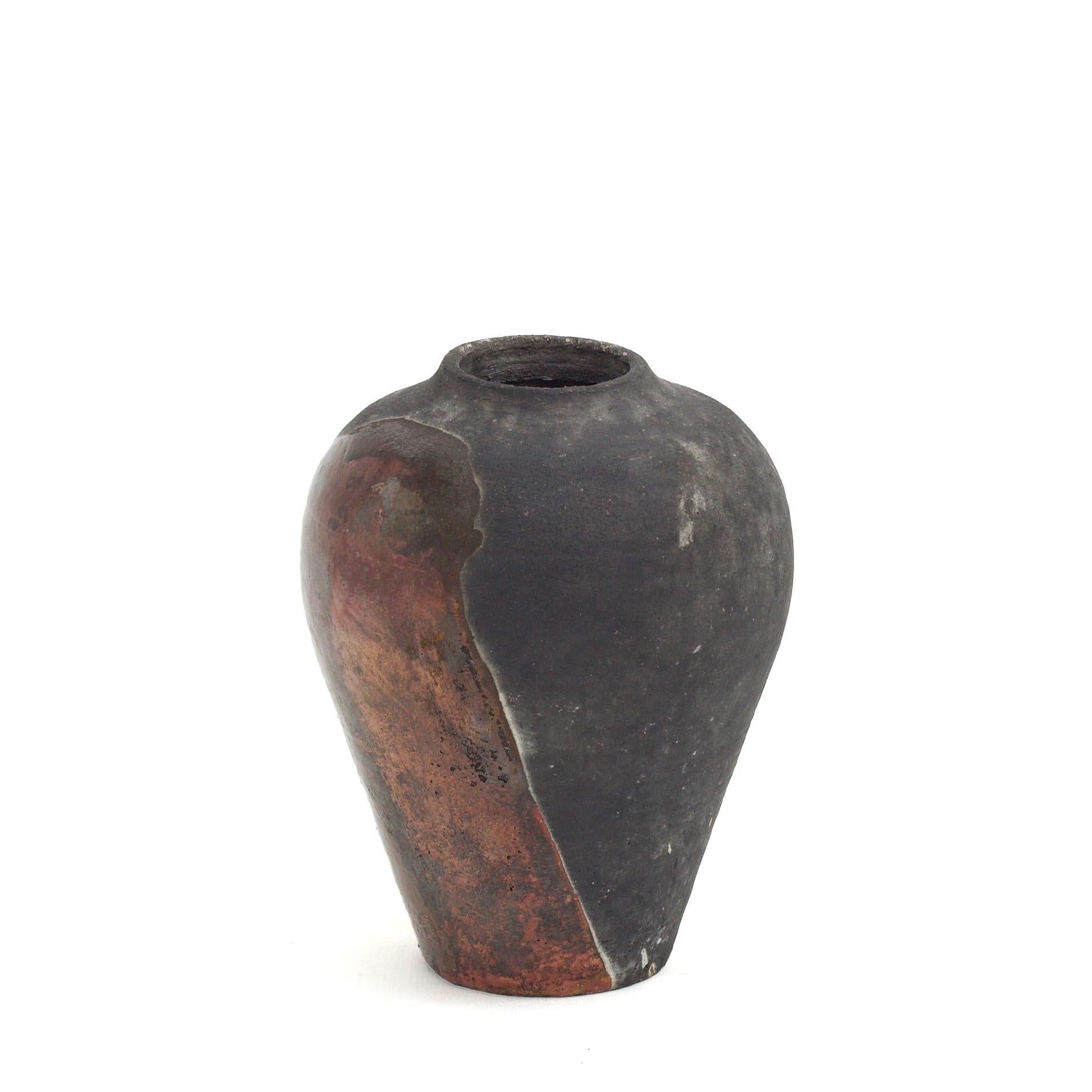 Moderne Vase Hydria moderne LAAB en céramique raku et métal brûlé noir et cuivre rouge en vente