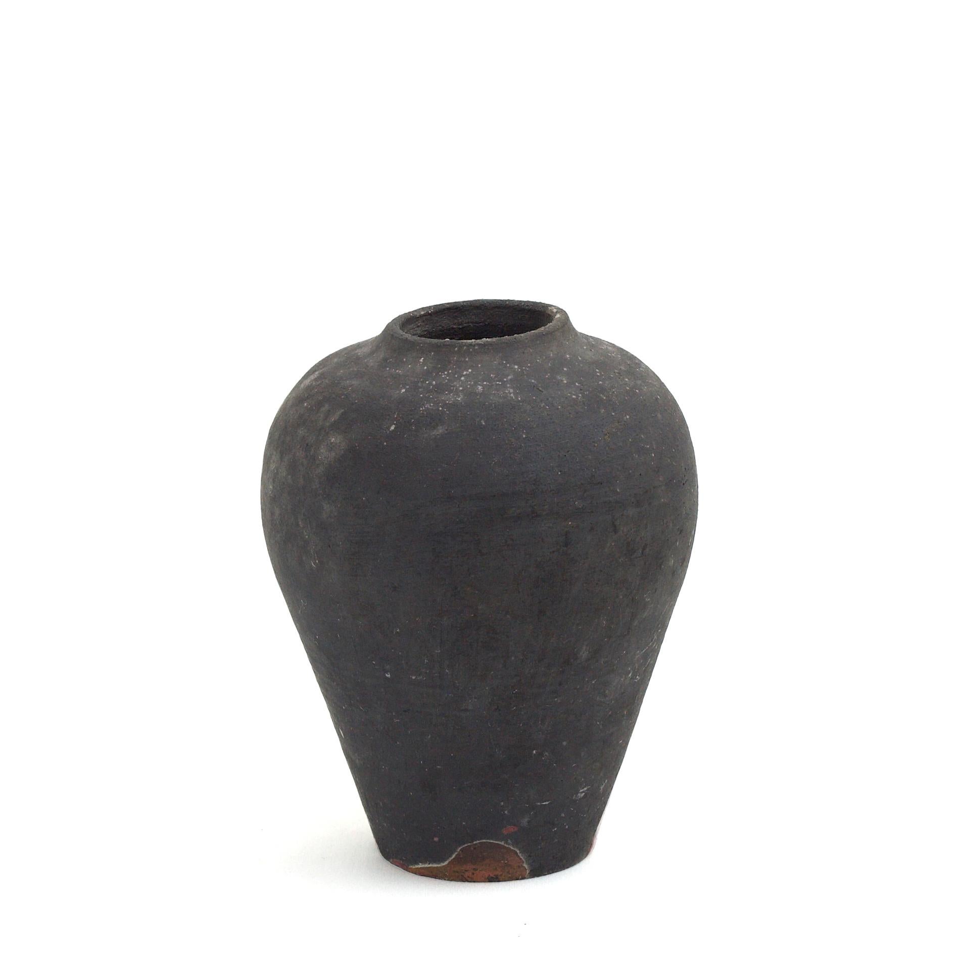 italien Vase Hydria moderne LAAB en céramique raku et métal brûlé noir et cuivre rouge en vente