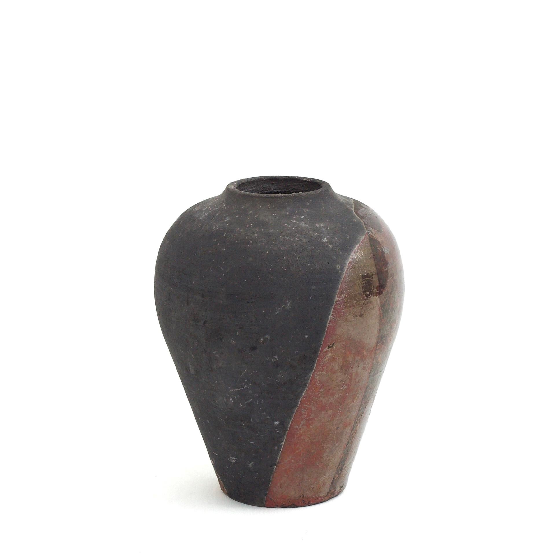 Fait main Vase Hydria moderne LAAB en céramique raku et métal brûlé noir et cuivre rouge en vente