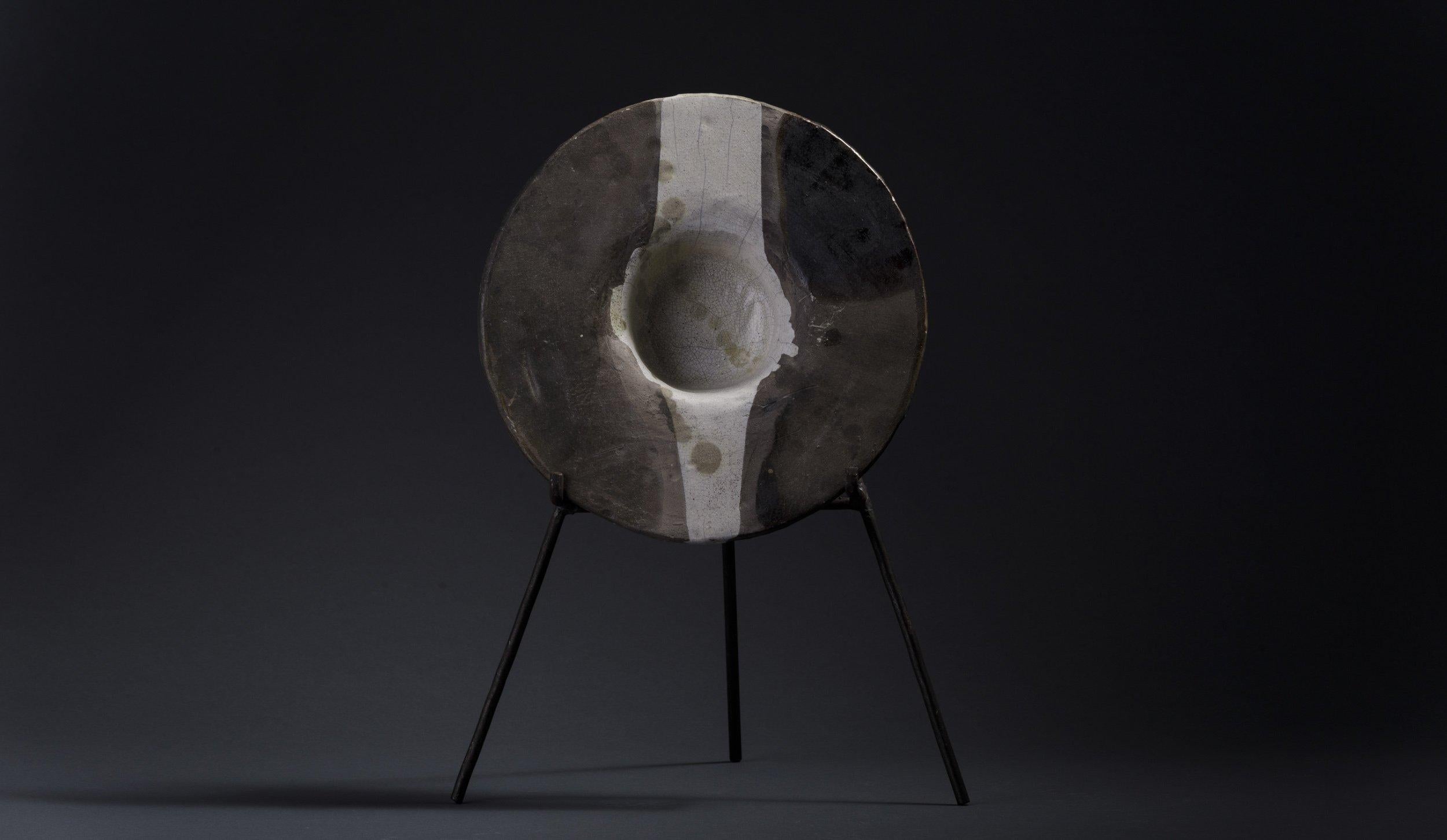 Modern LAAB Spiegel Skulptur Raku-Keramik Weiß Grau Crakle Eisen im Angebot 1