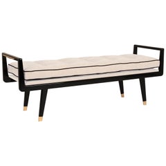 Banc moderne en laque avec détails en laiton et assise matelassée