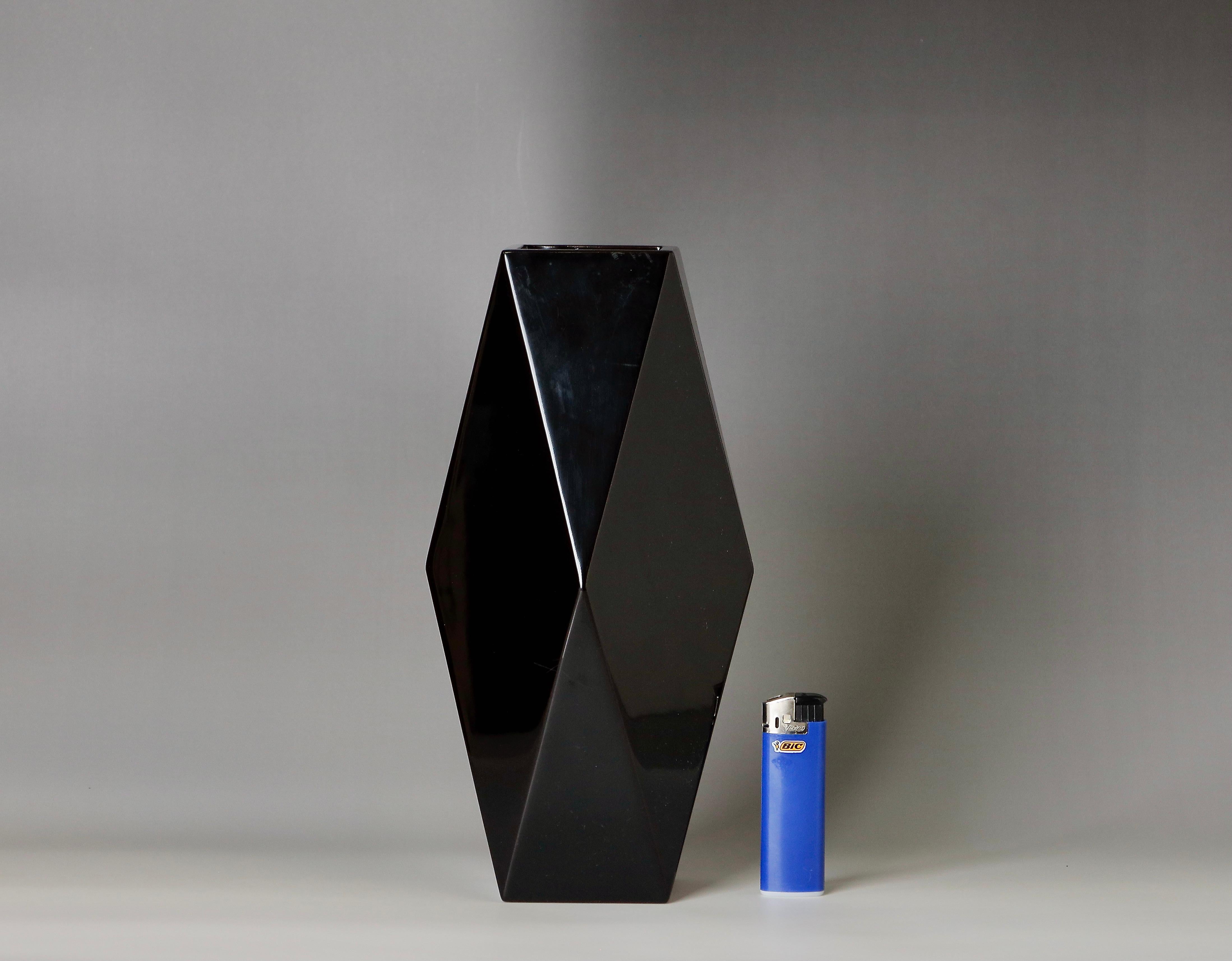 Gorgeous Contemporary Lacquer Vase with Original Signed Box.

Dating from the Showa period in the 20th century, this stunning piece is crafted by the renowned Japanese artist Wajima Senshudo. It features a deep black color and is in good condition