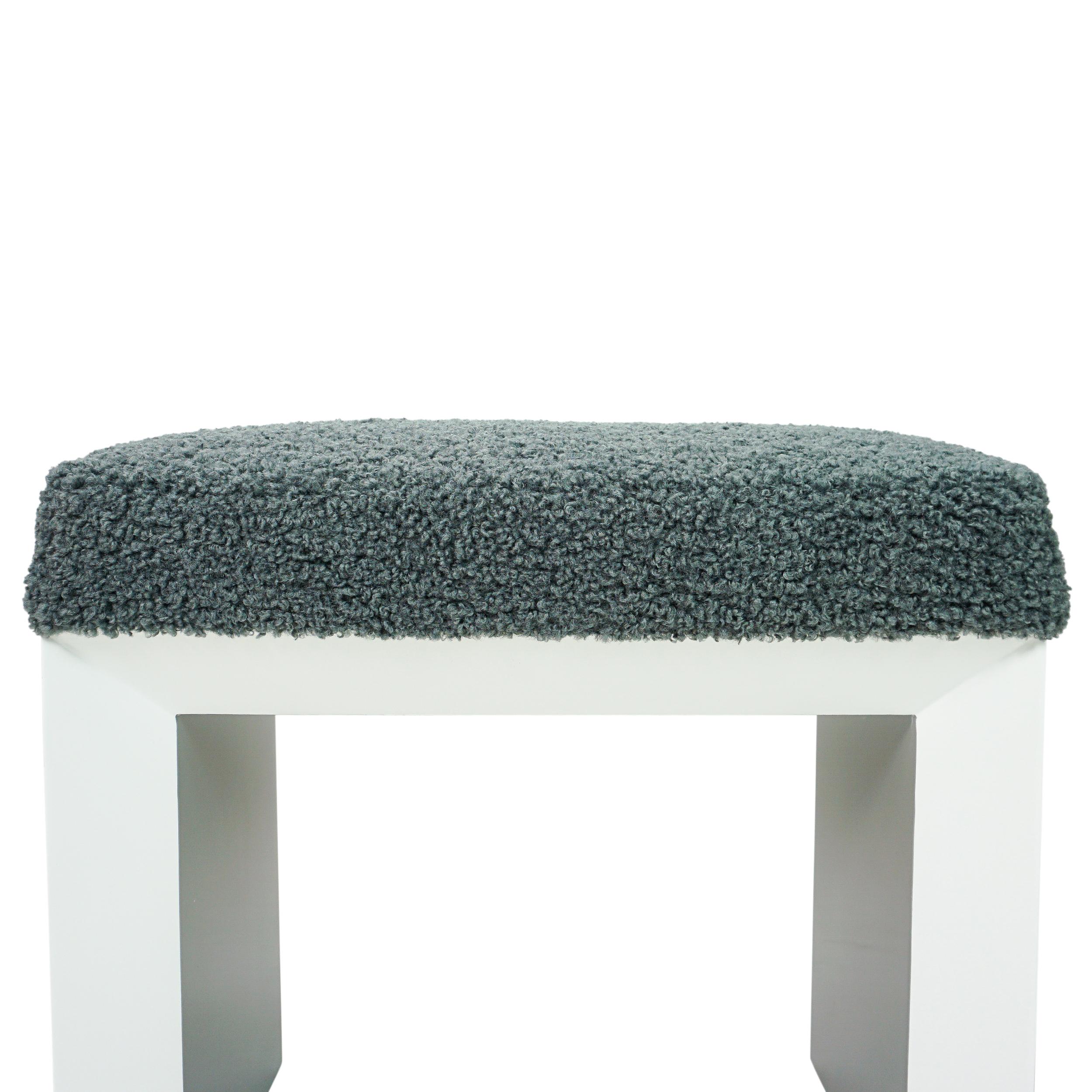 Modern Lacquered Beveled Small Bench Upholstered in Grey Boucle Fabric For Sale 1