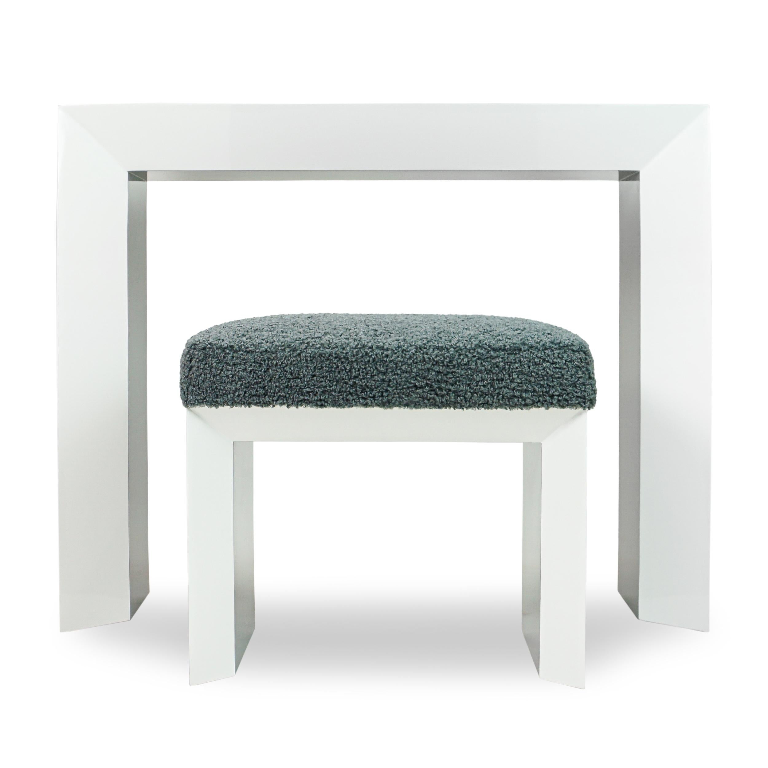 Modern Lacquered Beveled Small Bench Upholstered in Grey Boucle Fabric For Sale 4