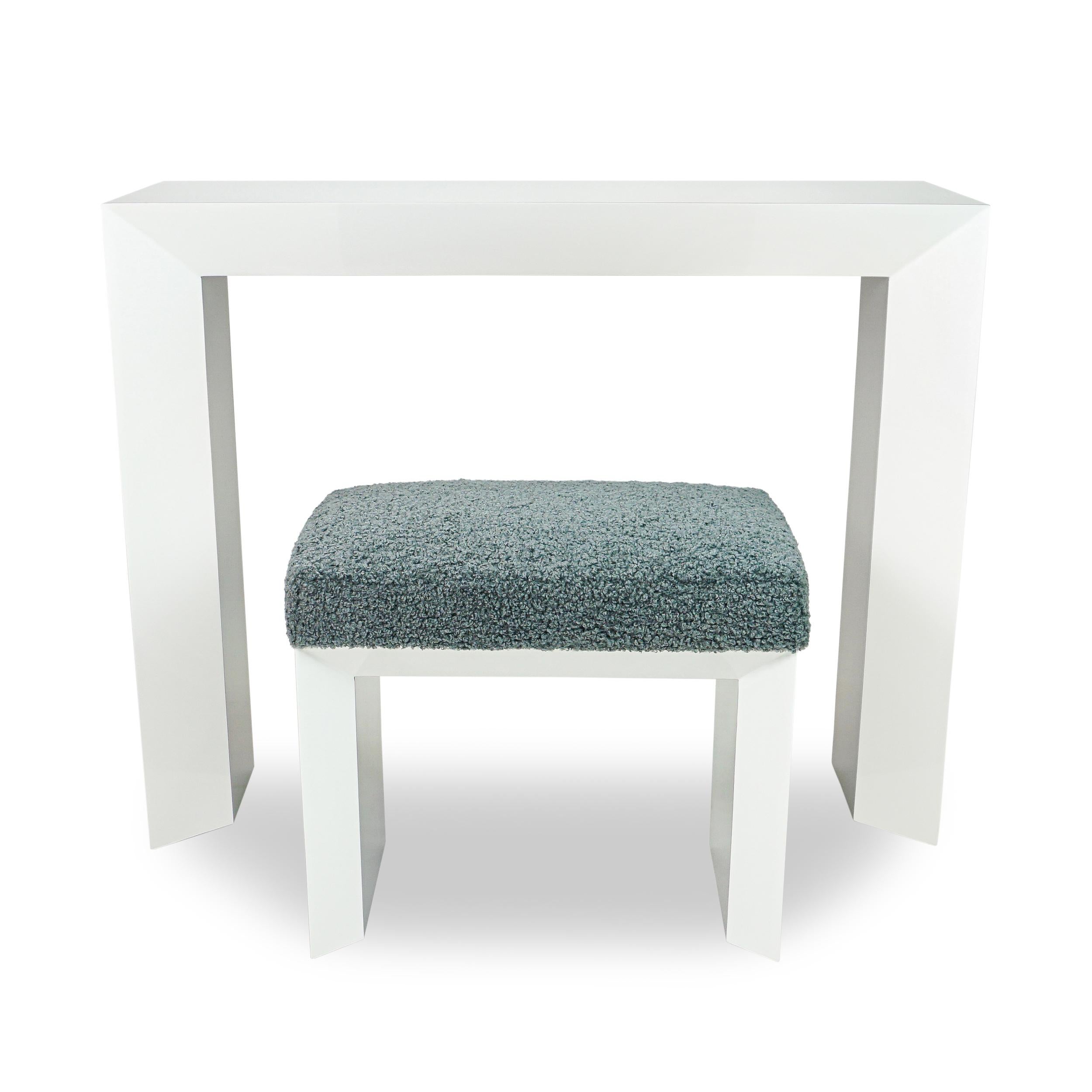 Modern Lacquered Beveled Small Bench Upholstered in Grey Boucle Fabric For Sale 5