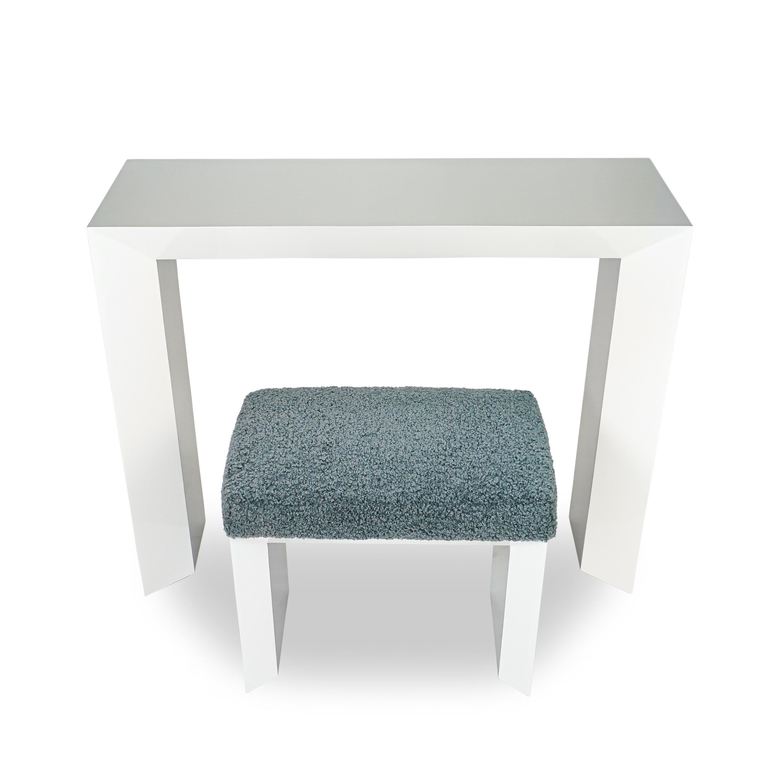 Modern Lacquered Beveled Small Bench Upholstered in Grey Boucle Fabric For Sale 6