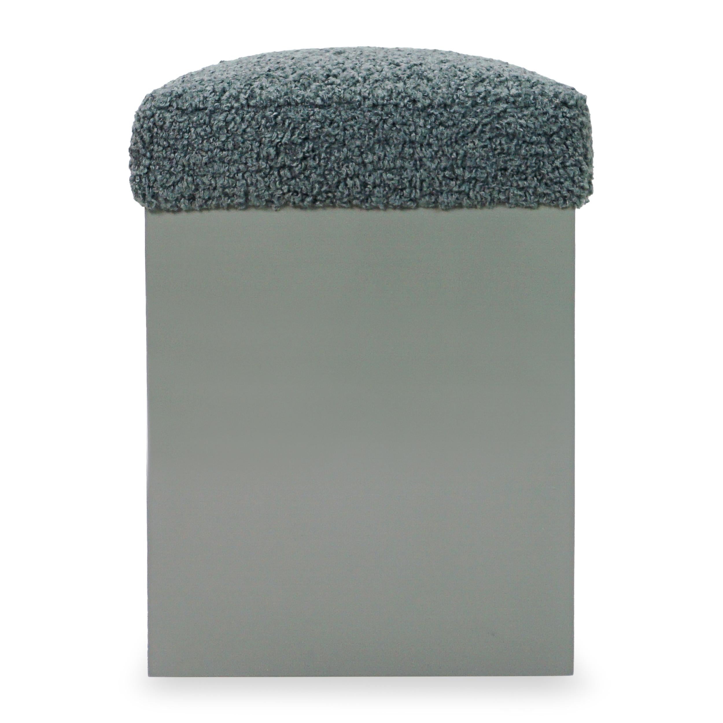 Modern Lacquered Beveled Small Bench Upholstered in Grey Boucle Fabric In New Condition For Sale In Greenwich, CT