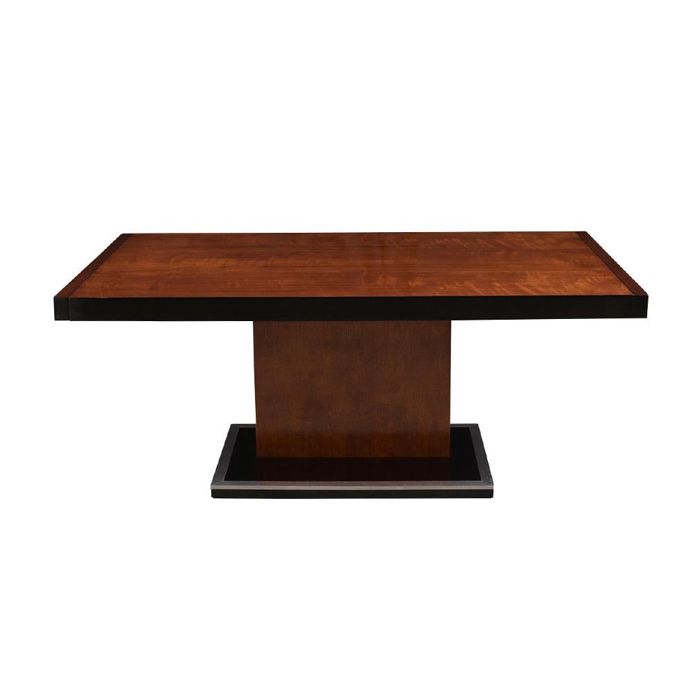 This remarkable Mid-Century Modern extendable dining table made out of mahogany wood has been fully restored and features a new mahogany lacquered finish with ebonized accents. The table features two retractable support rails for the addition of