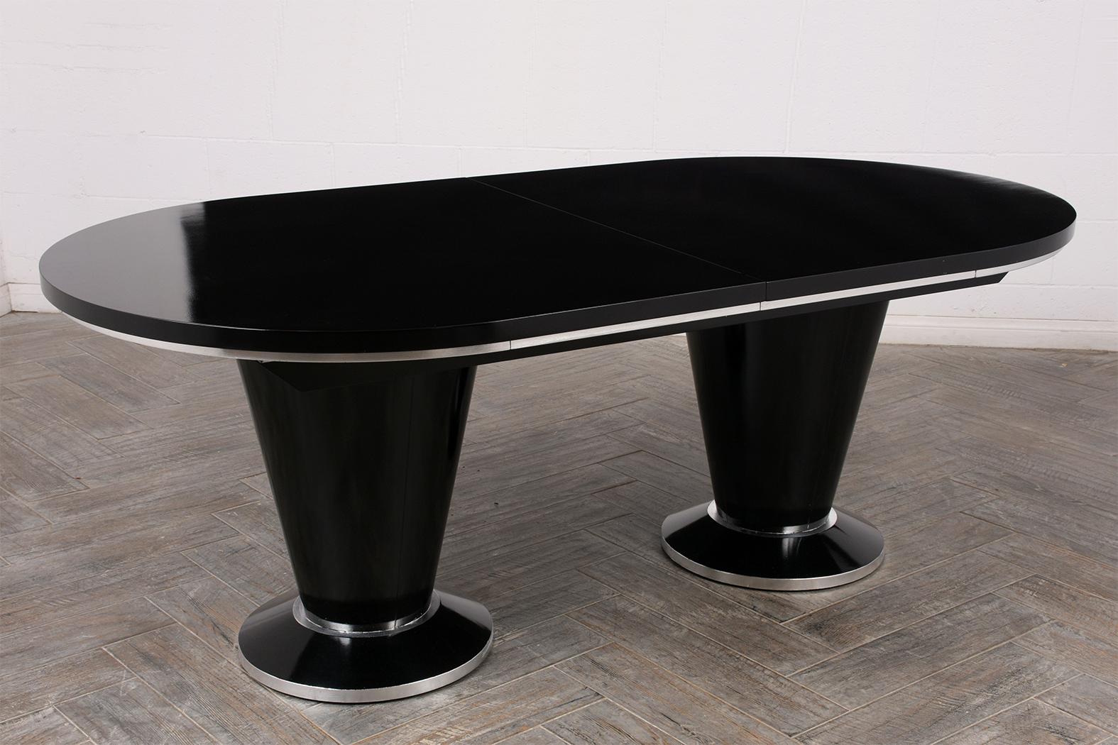 Modern Extendable Oval Dining Table In Good Condition In Los Angeles, CA
