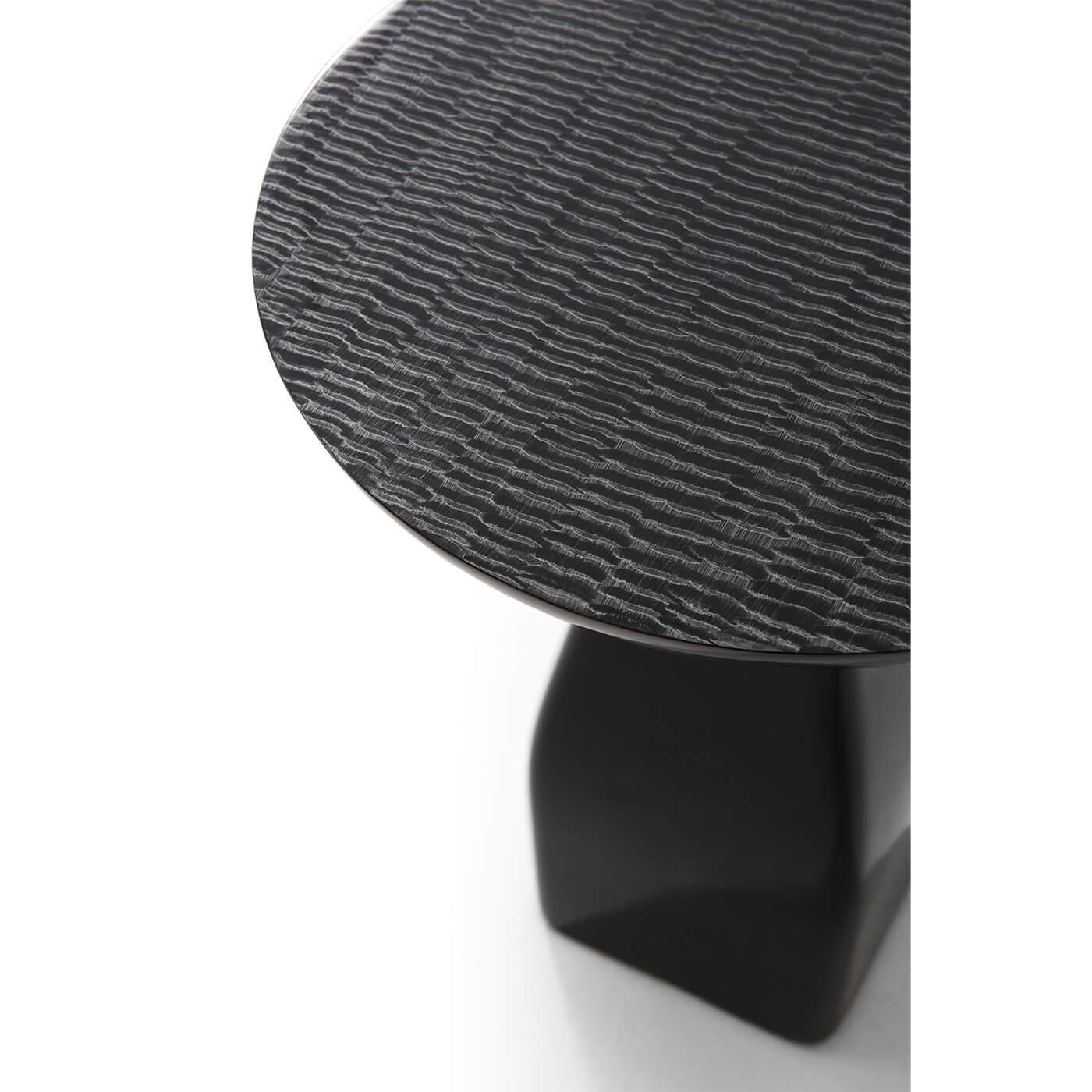 Ein Lacksockel-Akzenttisch mit versilberter, gemusterter und ausgestellter runder Platte über einem quadratischen Sockel.

Abmessungen: 19,75