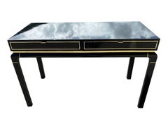 Escritorio moderno lacado con detalles de latón de John Stuart