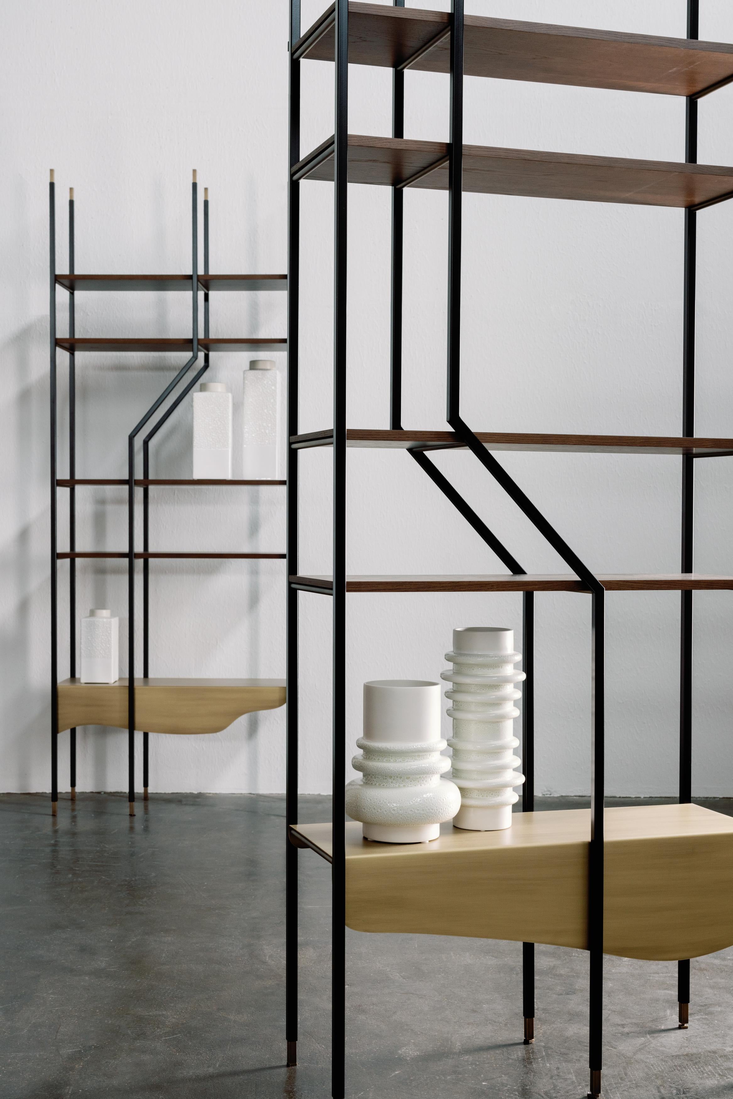 Libreria Lage, collezione contemporanea, realizzata a mano in Portogallo - Europa by Greenapple.

La libreria Lage è stata progettata per essere il punto focale di qualsiasi ufficio o spazio abitativo. La sua forma asimmetrica trae ispirazione dalla