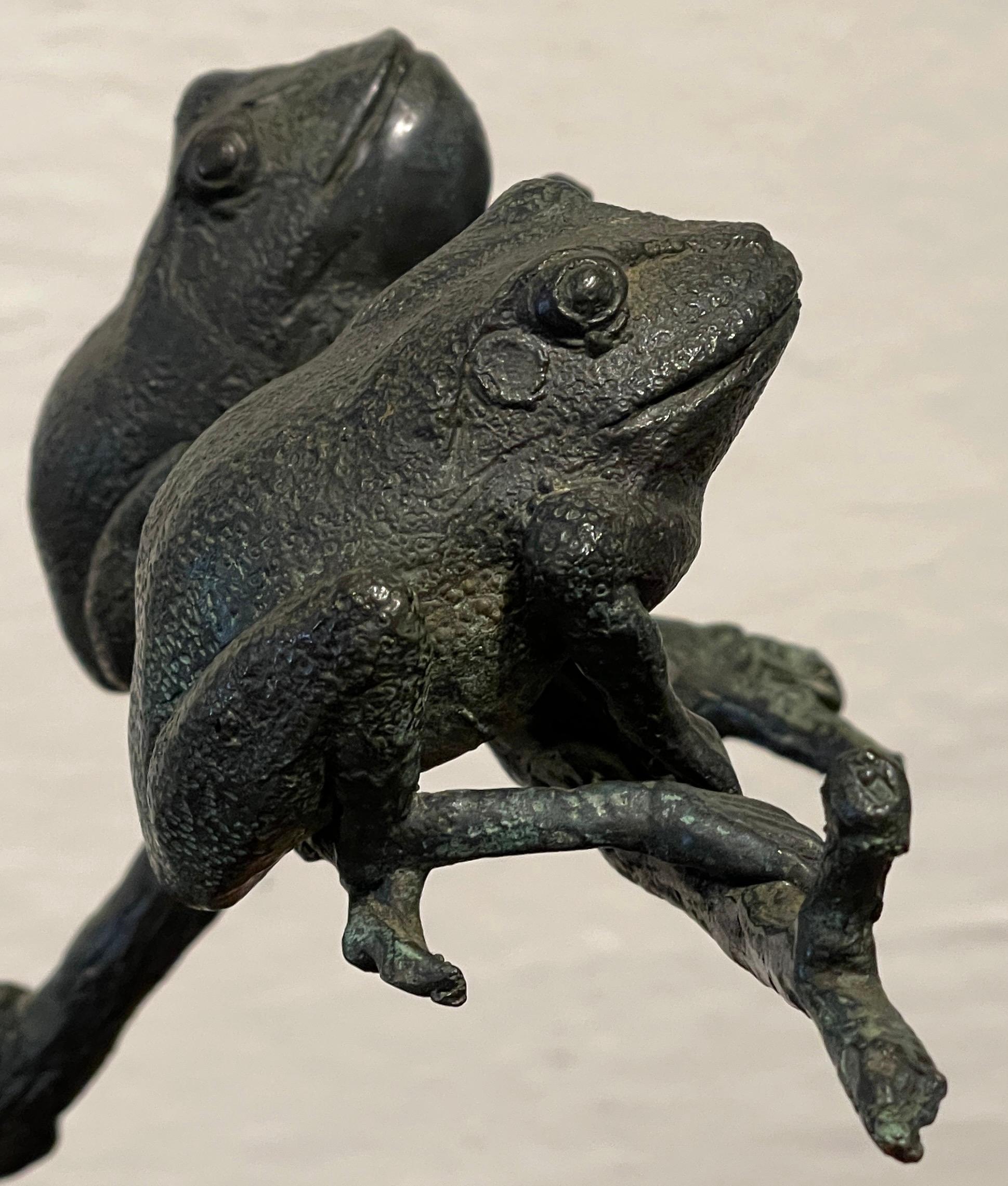 Bronze de paysage moderne représentant des grenouilles d'arbre  en vente 3