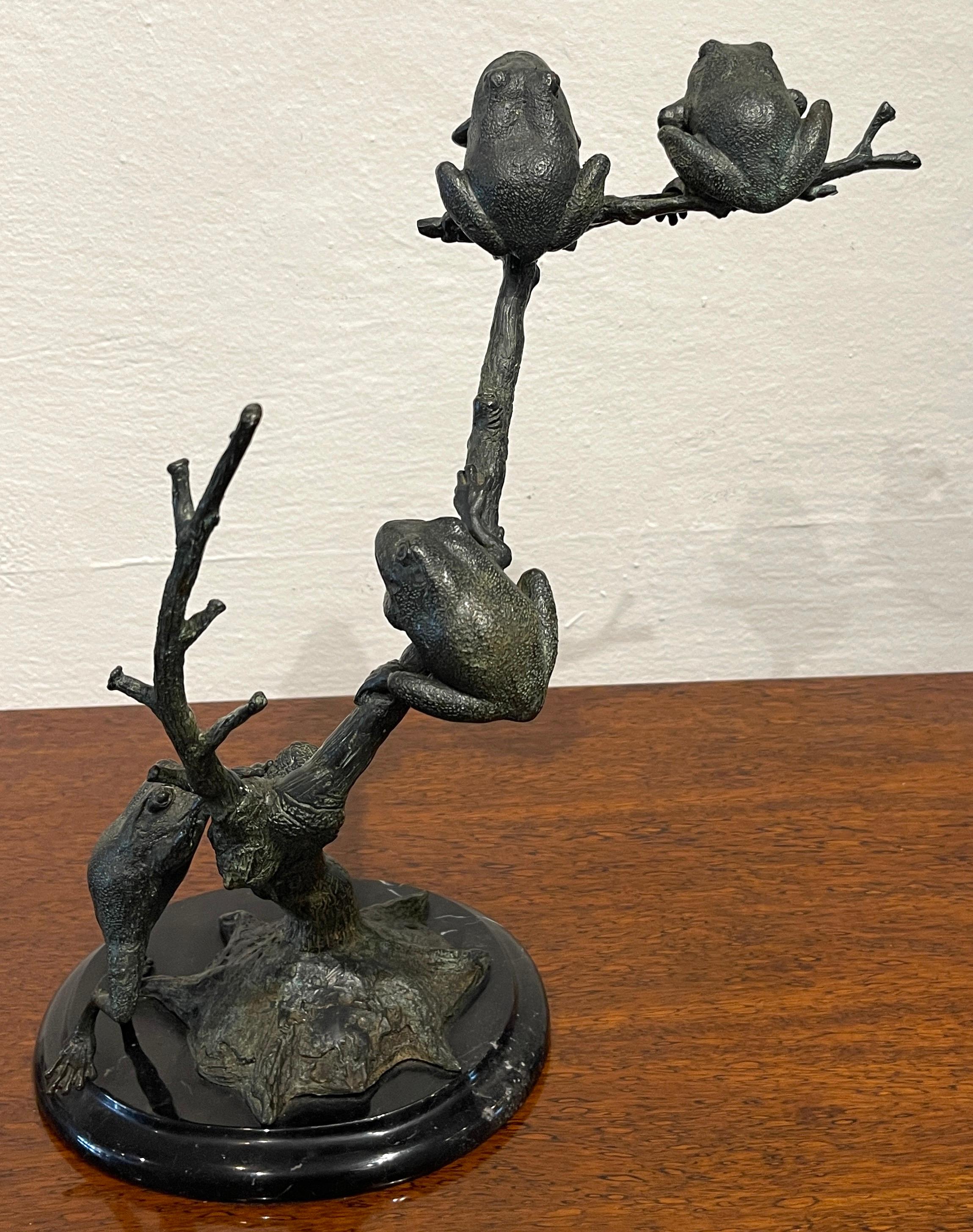 Bronze de paysage moderne représentant des grenouilles d'arbre  en vente 5