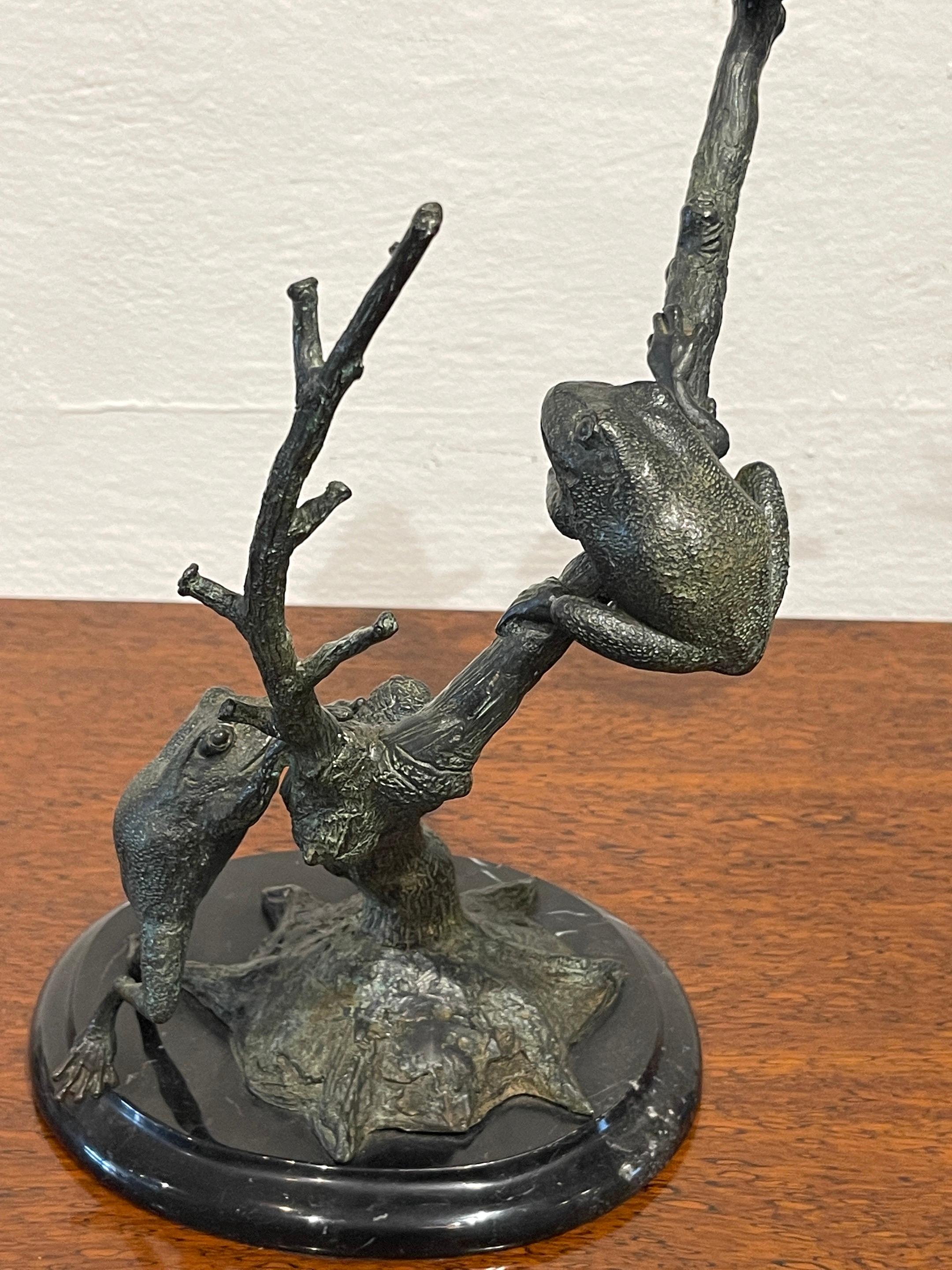 Bronze de paysage moderne représentant des grenouilles d'arbre  en vente 6