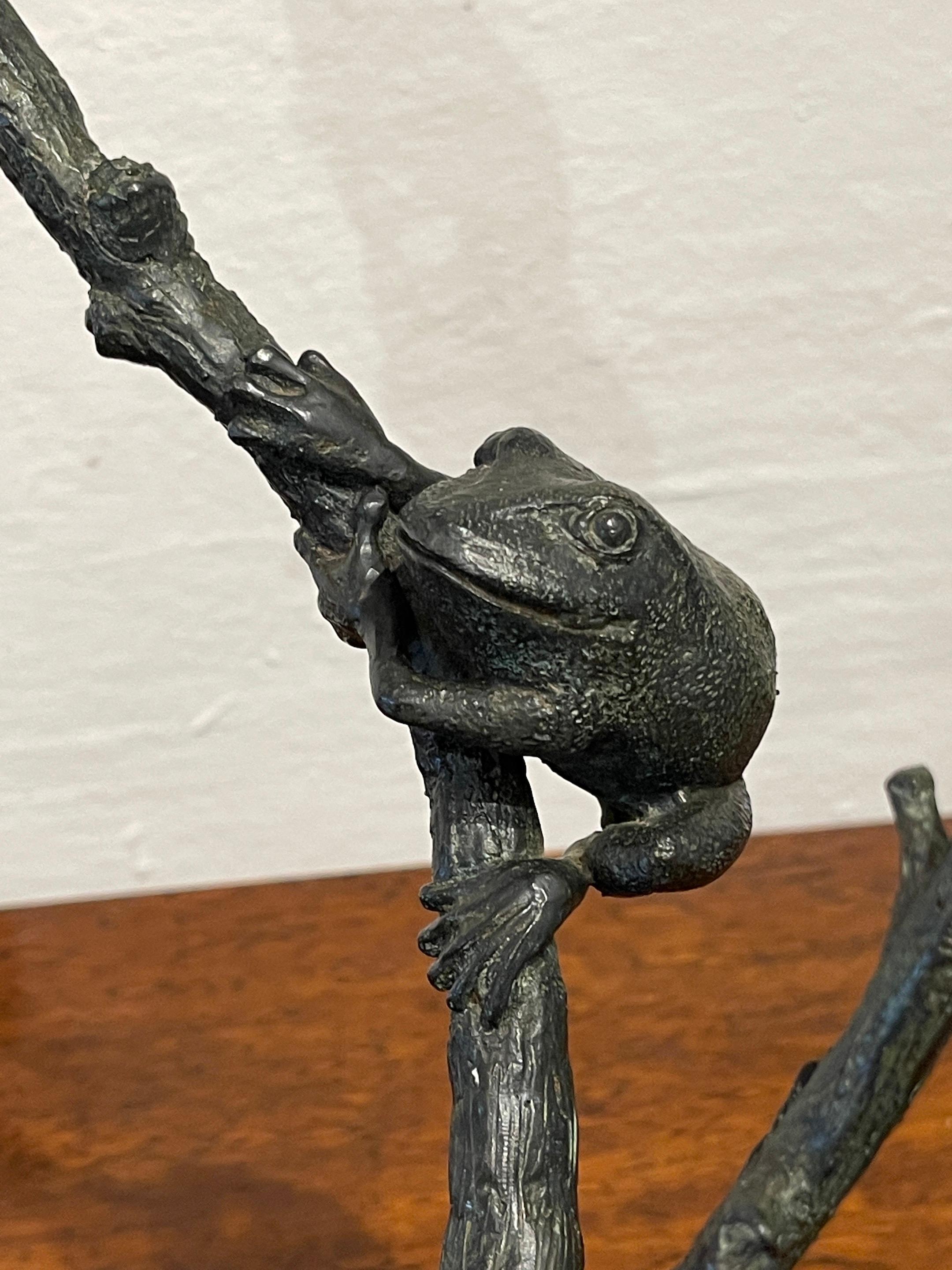 Bronze de paysage moderne représentant des grenouilles d'arbre  en vente 7