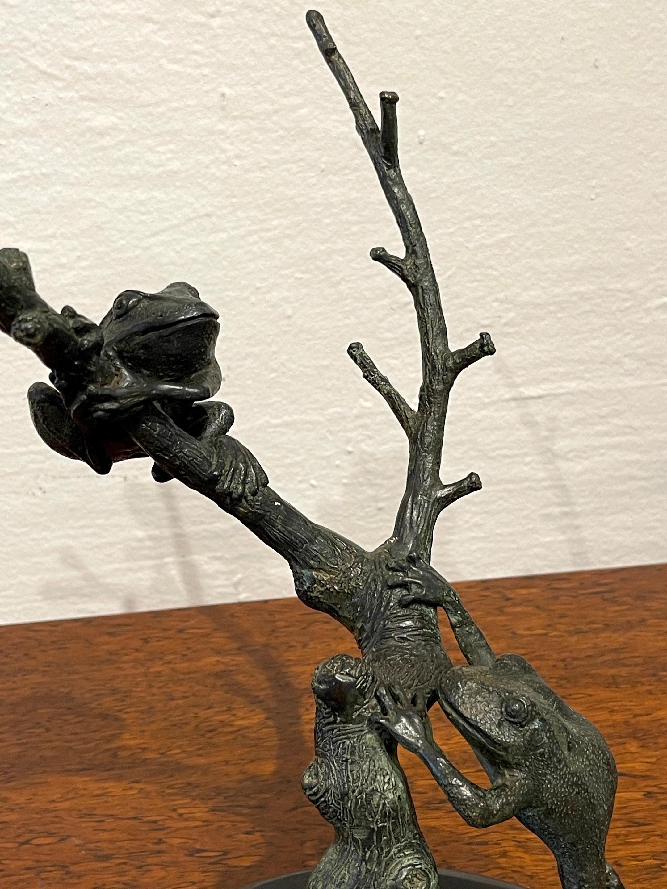 Moderne Bronze de paysage moderne représentant des grenouilles d'arbre  en vente