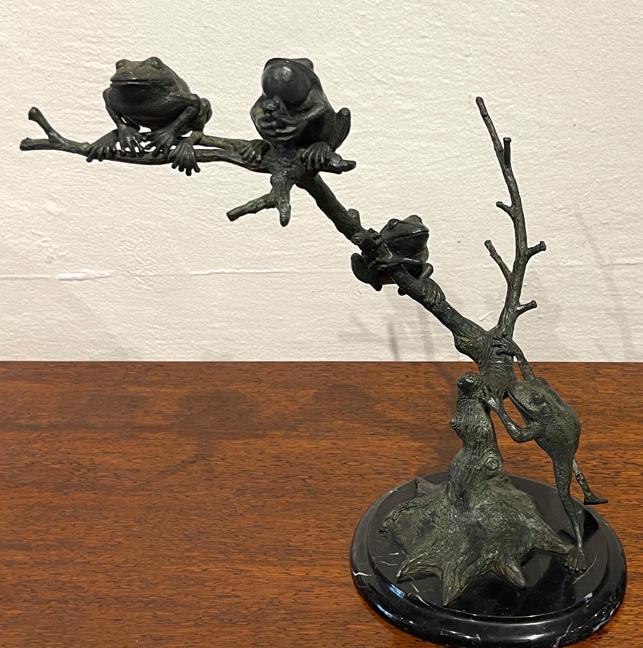 Européen Bronze de paysage moderne représentant des grenouilles d'arbre en vente
