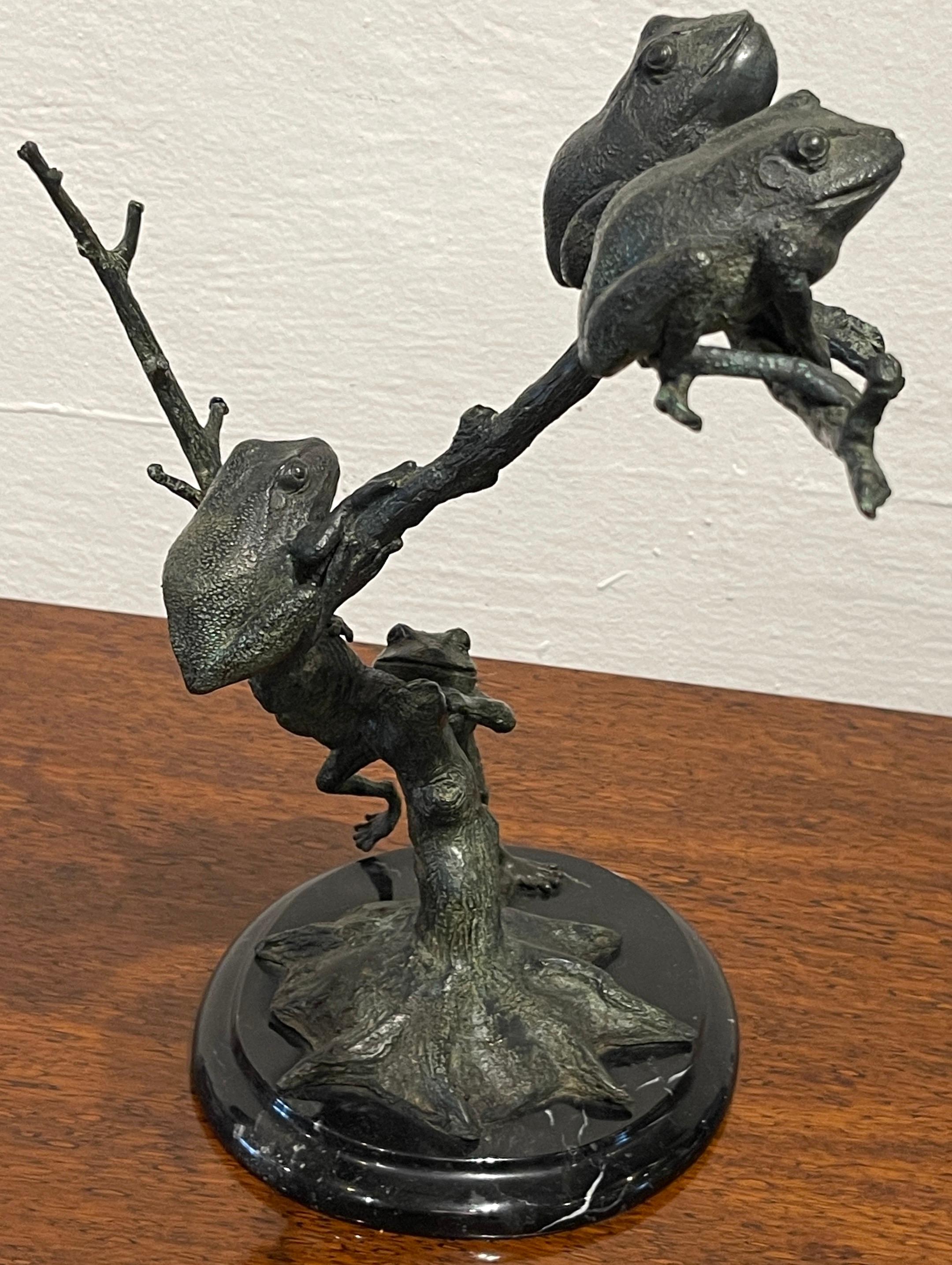 Bronze de paysage moderne représentant des grenouilles d'arbre  en vente 2