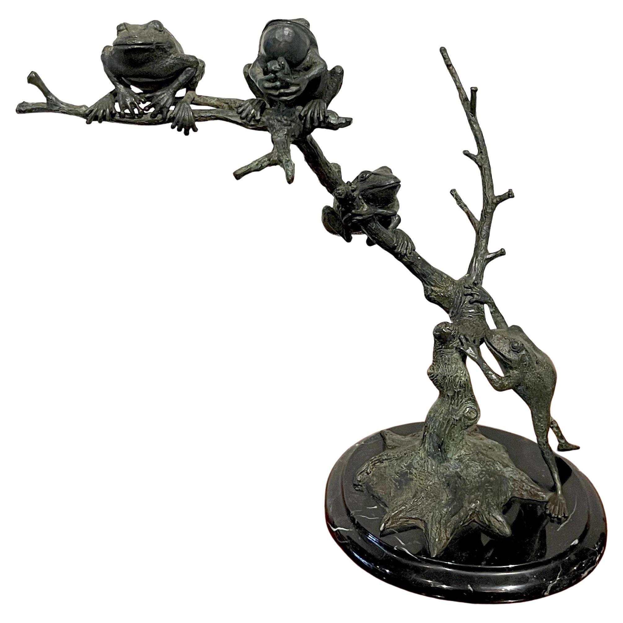 Bronze de paysage moderne représentant des grenouilles d'arbre  en vente