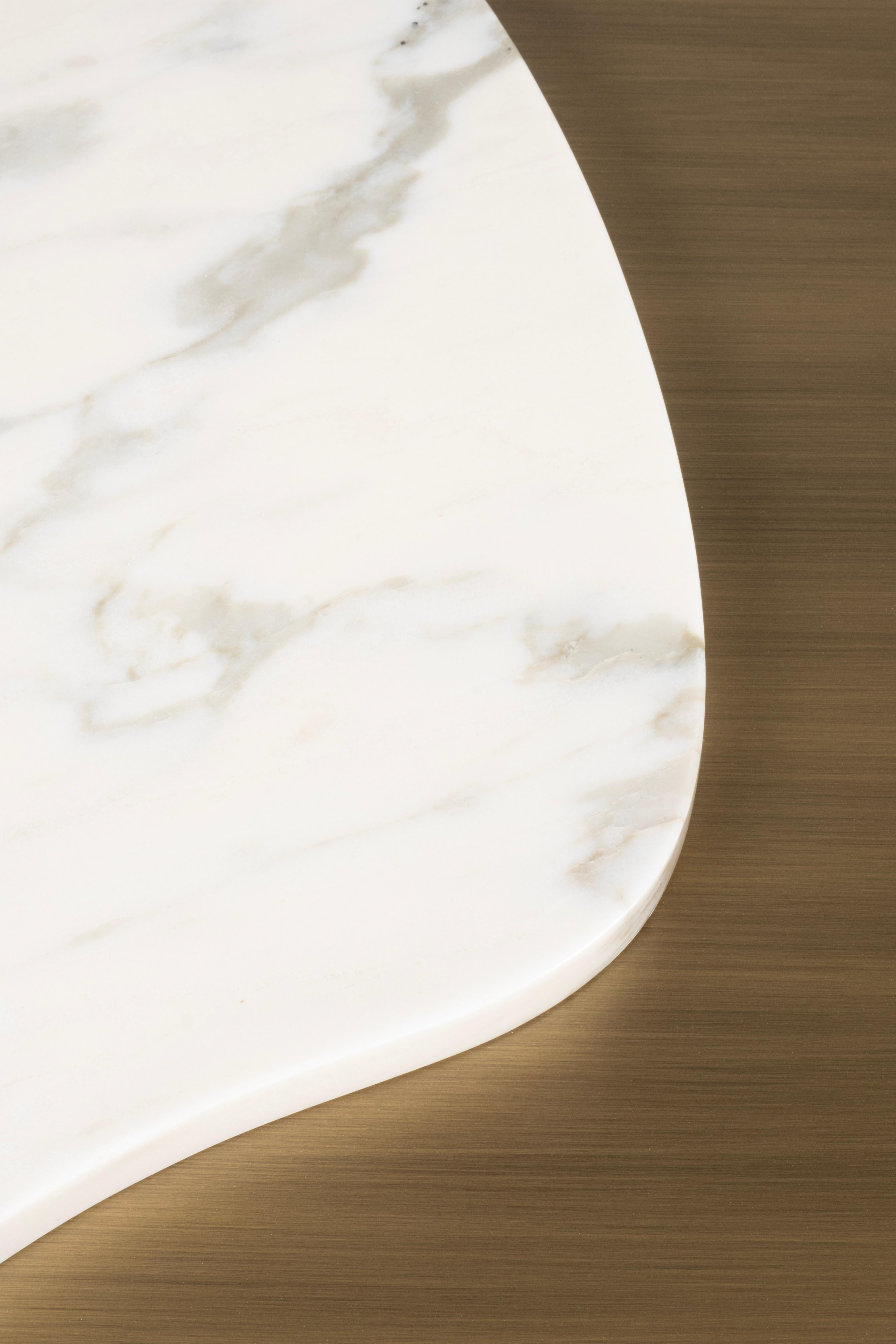 Tables d'appoint modernes en marbre et laiton fabriquées à la main au Portugal par Greenapple en vente 5