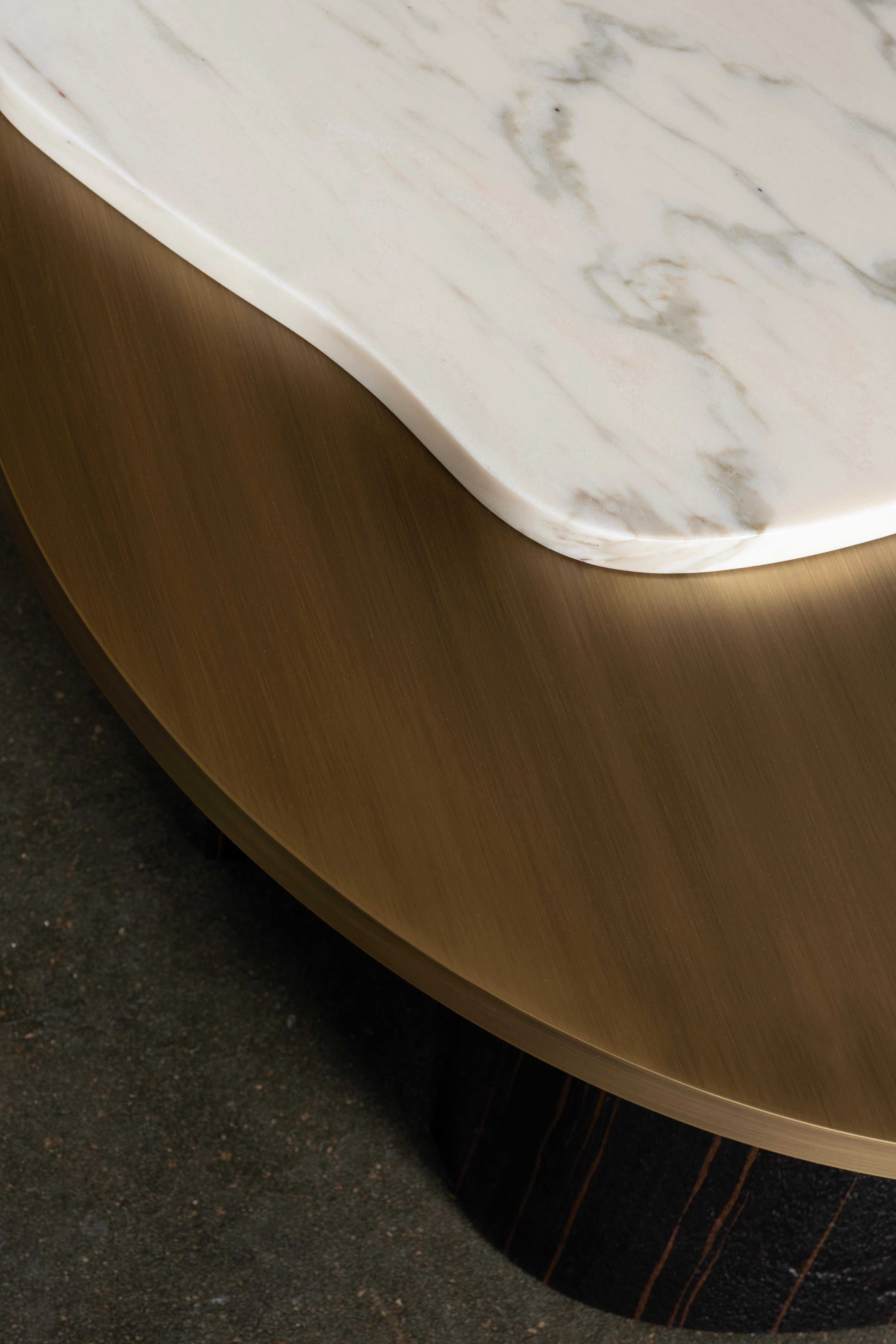 Tables d'appoint modernes en marbre et laiton fabriquées à la main au Portugal par Greenapple en vente 7