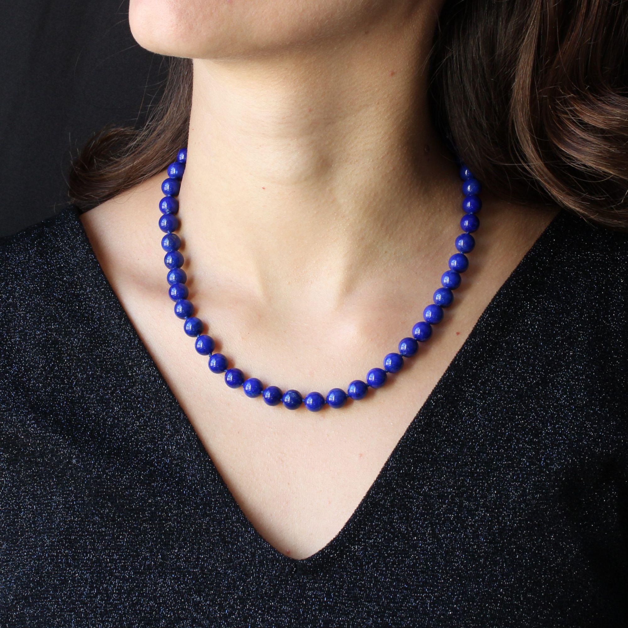 Baume Creation - Unique piece.
Choker necklace made of lapis lazuli pearls. The hanging system is an important 18 karat yellow gold spring ring, chiseled on its two faces.
Length : 46 cm, diameter of the pearls : 8,3 mm approximately.
Total weight