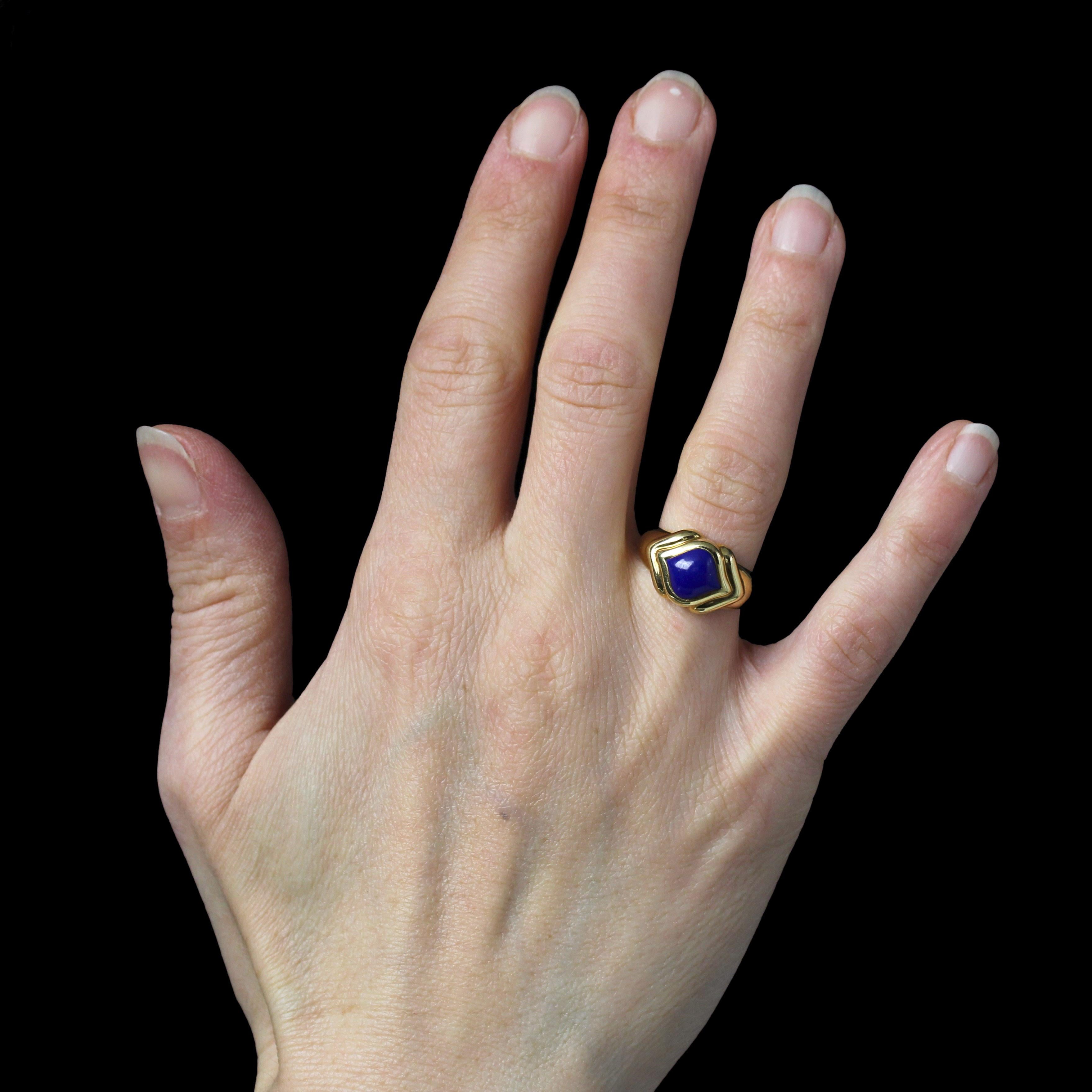 Ring in 18 karat yellow gold, eagle head hallmark.
A feminine vintage ring with a wide setting and a diamond motif on the front, set with a lapis lazuli cabochon in the center.
Total weight of the lapis lazuli : 1.10 carat approximately.
Height :