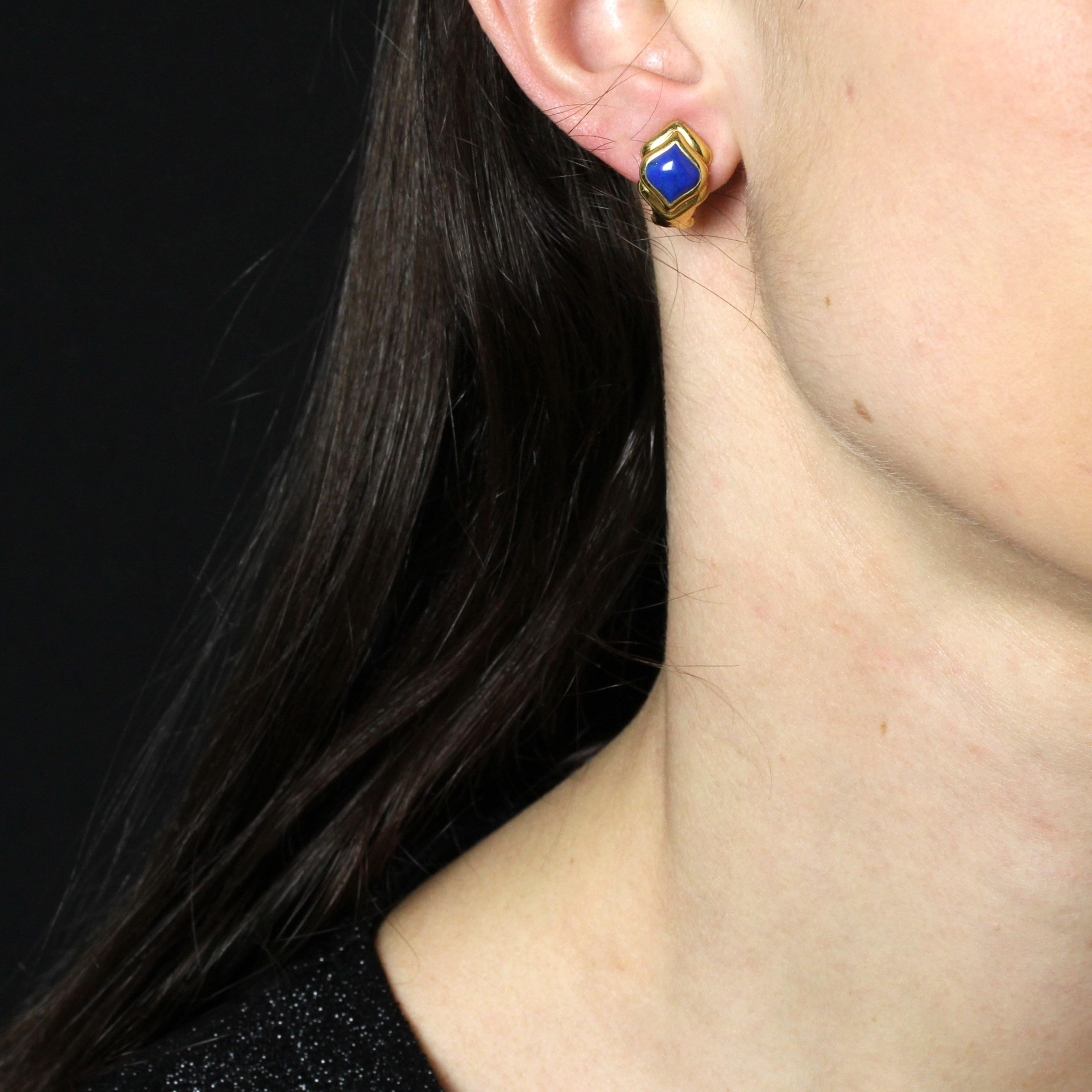 Pour les oreilles percées.
Boucle d'oreille en or jaune 18 carats, poinçon tête d'aigle.
Une paire de boucles d'oreilles vintage présentant un motif géométrique en diamant avec un cabochon de lapis-lazuli au centre. Le système de fermeture est un