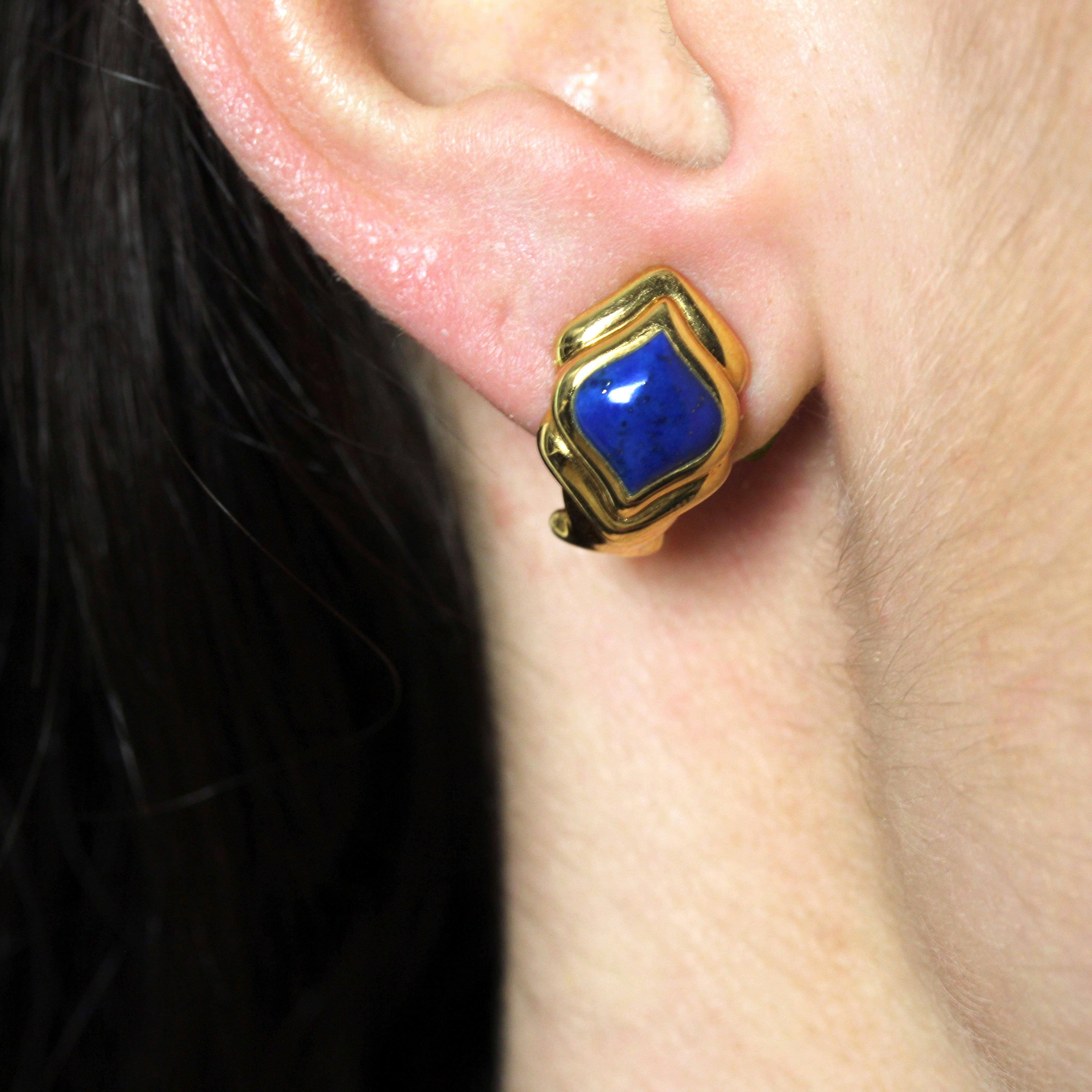 Clous d'oreilles modernes en or jaune 18 carats et lapis-lazuli en vente 1