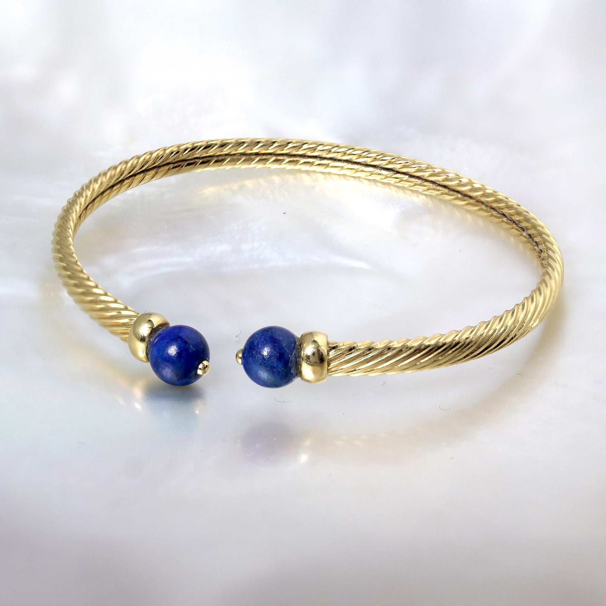 Moderne Bracelet jonc moderne en or jaune 18 carats avec perles de lapis-lazuli en vente