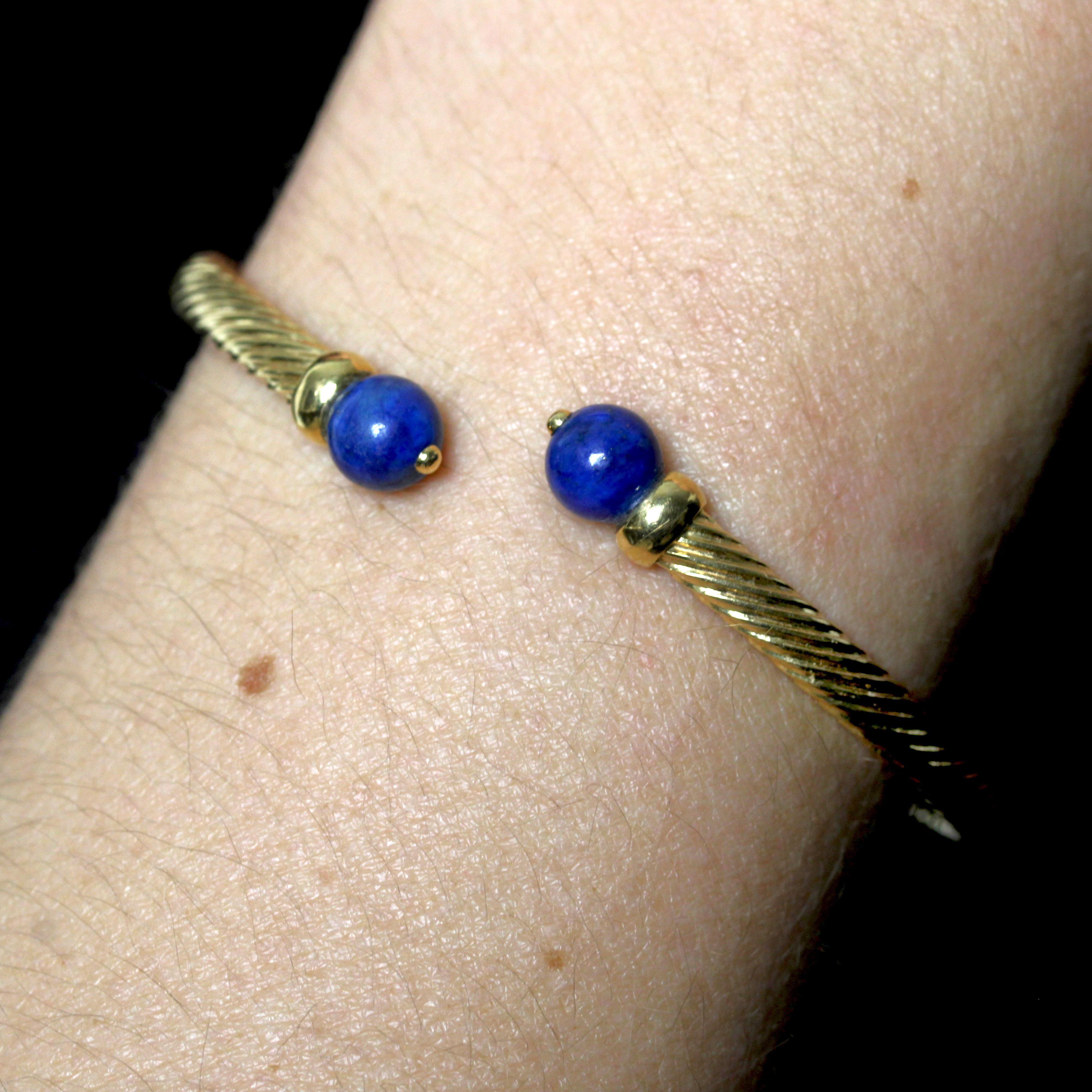 Bracelet jonc moderne en or jaune 18 carats avec perles de lapis-lazuli en vente 1