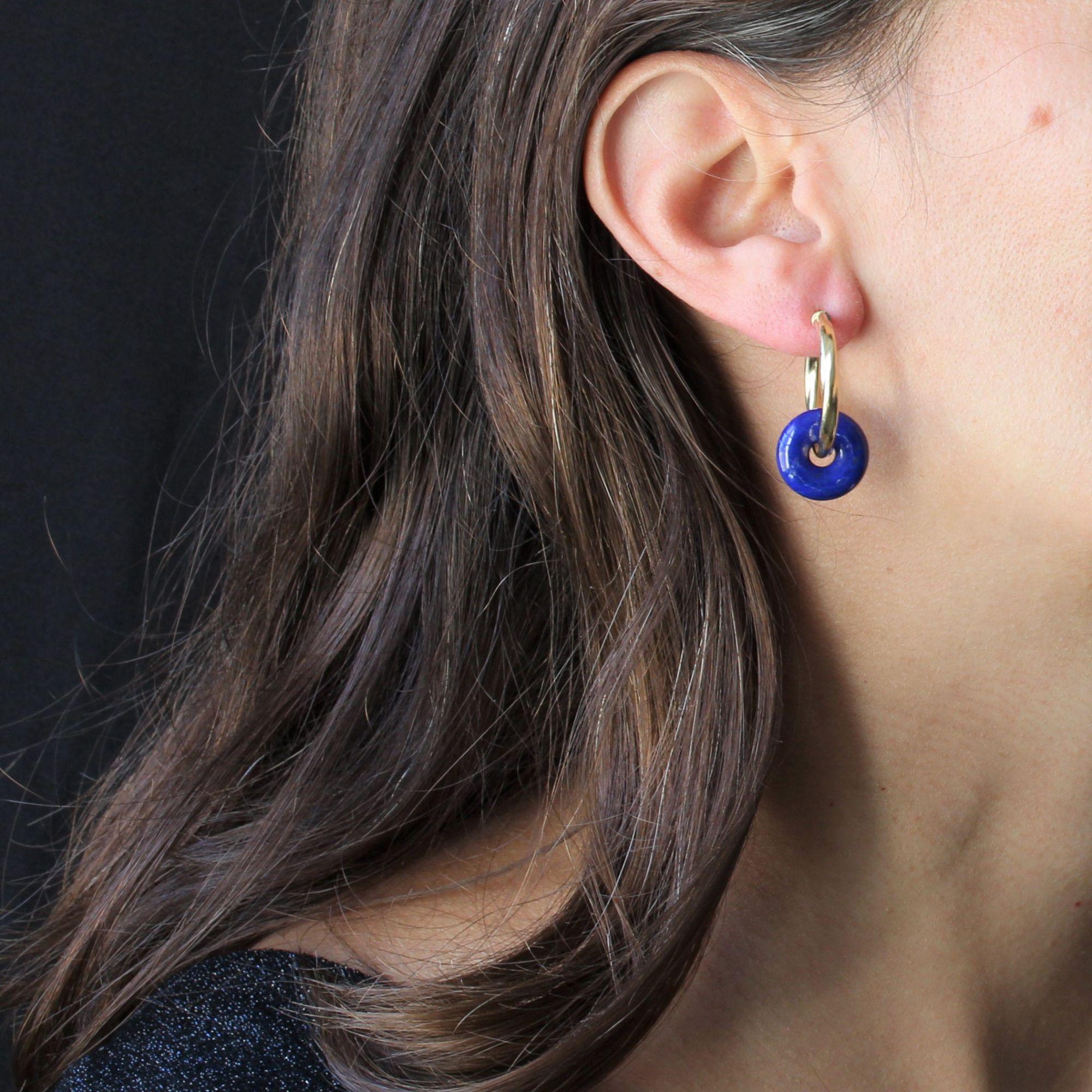 For pierced ears.
Earring in 18 karat yellow gold.
These gold earrings are twisted. The clasp is ratchet. In each gold earring is slipped a disc of lapis lazuli that can be easily removed.
Diameter of the gold hoop : 24 mm, diameter of the lapis